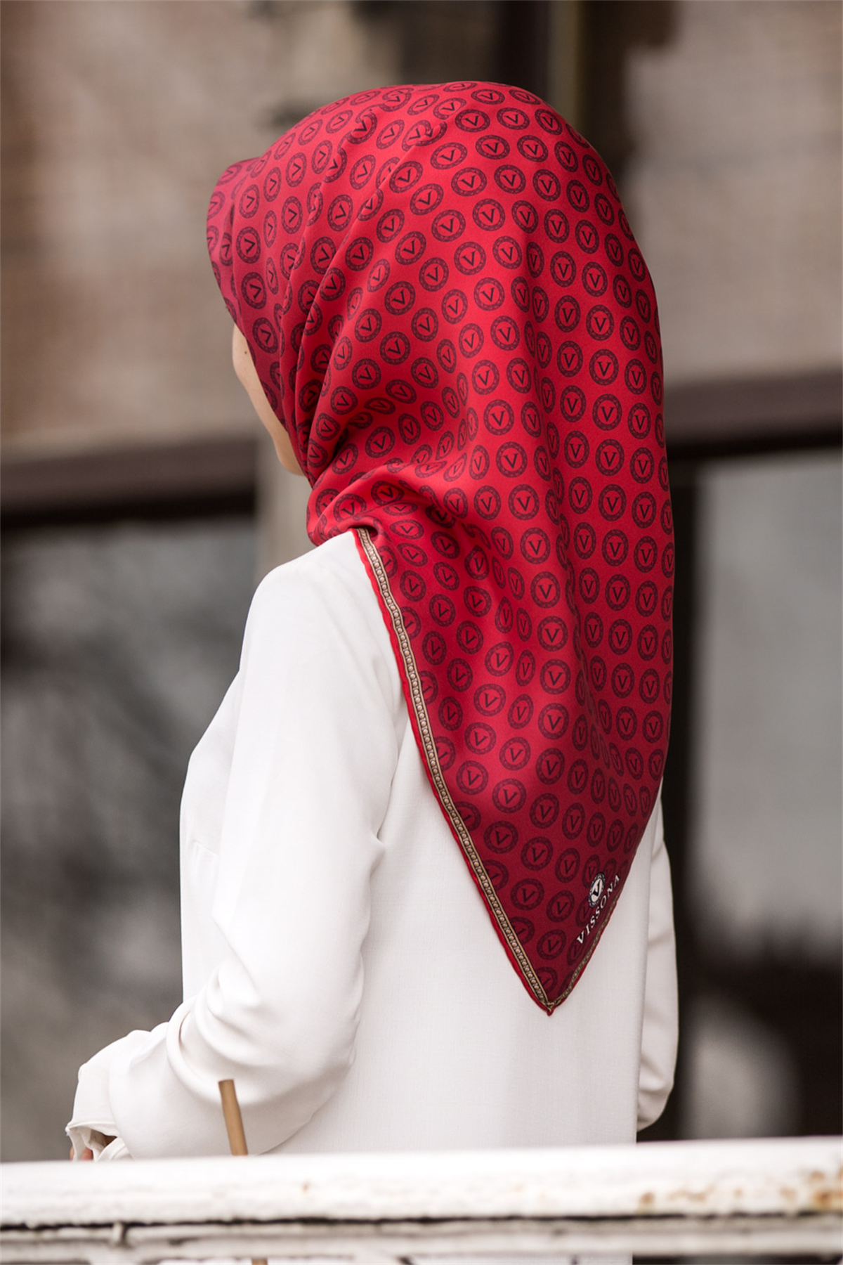 % 57 İPEK % 43 VİSKON Twill İpek Monogram Desenli Kırmızı Renkli 90x90 Eşarp Dikim Şekli : El Dikişi