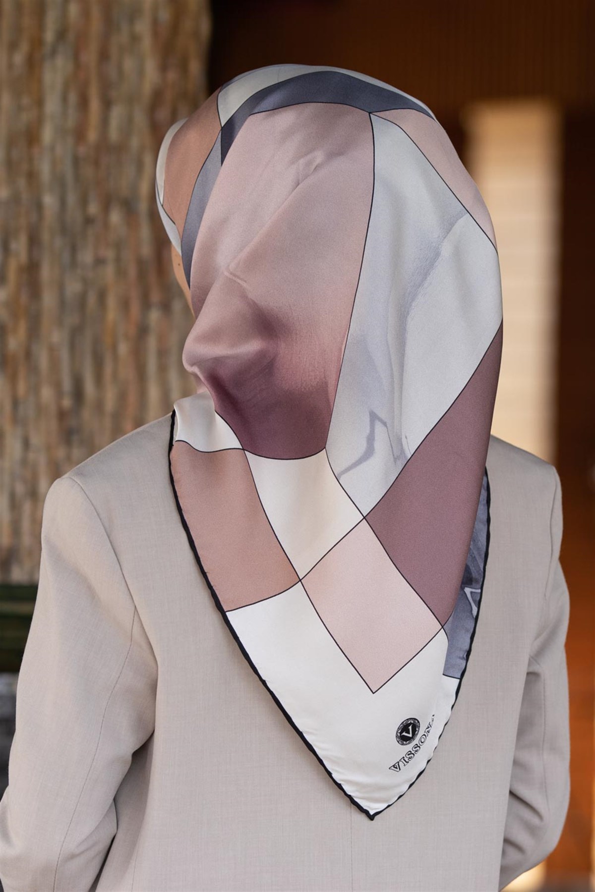 %100 Twill İpek Geometrik Desenli Pudra - Gri Renkli 90x90 Eşarp Dikim Şekli : El Dikişi
