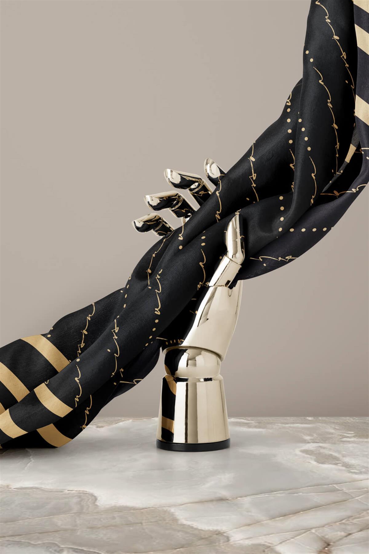 %100 Twill İpek El Yazısı Vissona Desenli Siyah - Gold Renkli Daha Tok Exclusive Serisi 90x90 Eşarp Kenar Dikiş Şekli : El Dikişi