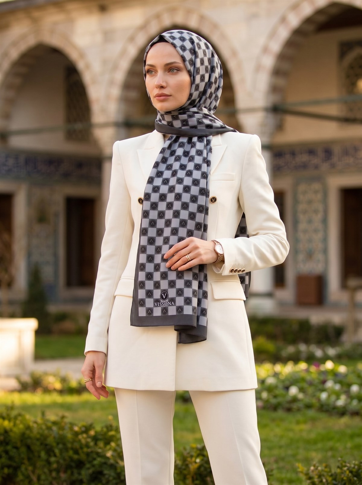 KREP MONOGRAM DESENLİ GRİ RENKLİ 75X195 KIRIŞMAZ ŞAL
