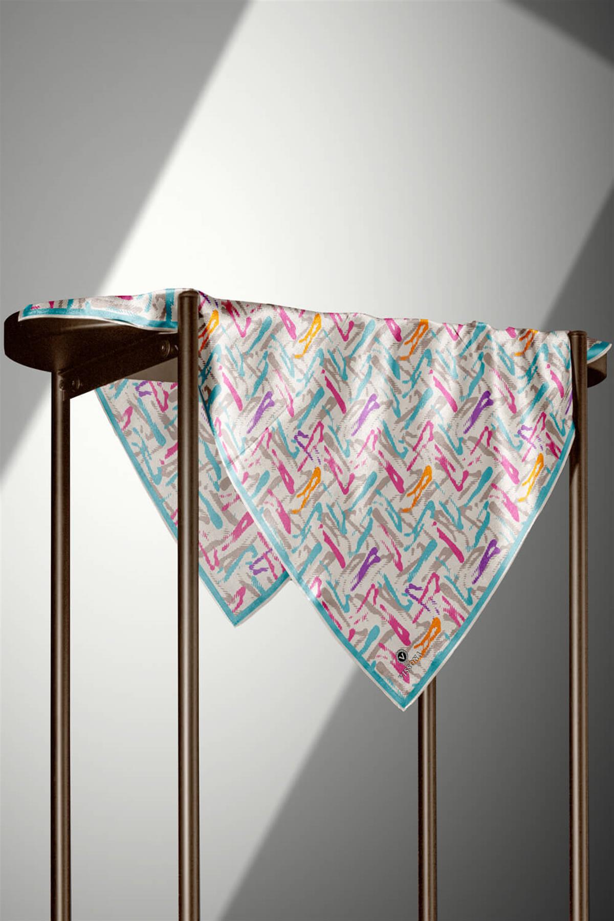 %100 Twill İpek Geometrik Desenli Turkuaz - Pembe Renkli 90x90 Eşarp Dikim Şekli : El Dikişi