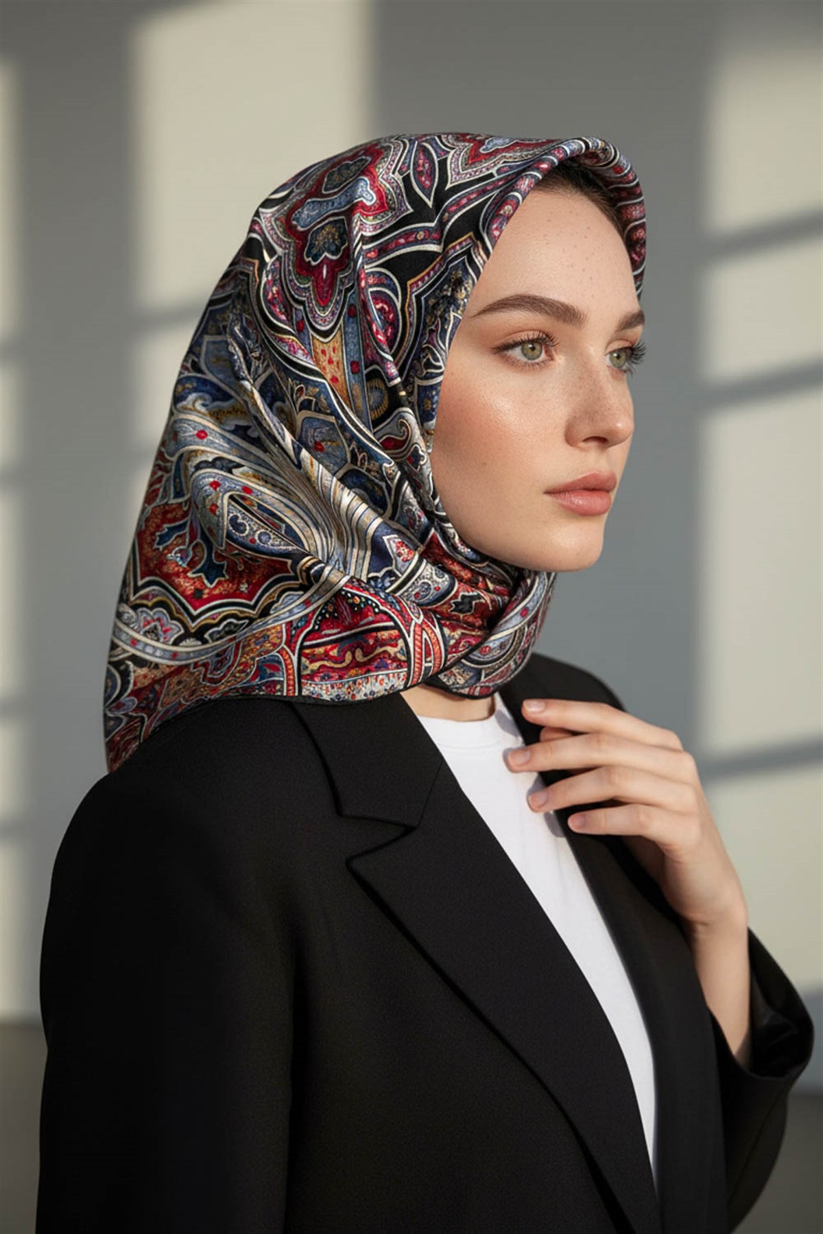 100% Twill İpek Etnik Desenli Bordo - İndigo Renkli 90x90 Dikim Şekli : El Dikişi Eşarp