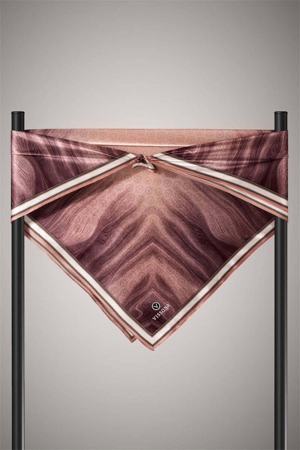 100% Twill İpek Monogram Desenli Somon Renkli 90x90 Dikim Şekli : El Dikişi Eşarp
