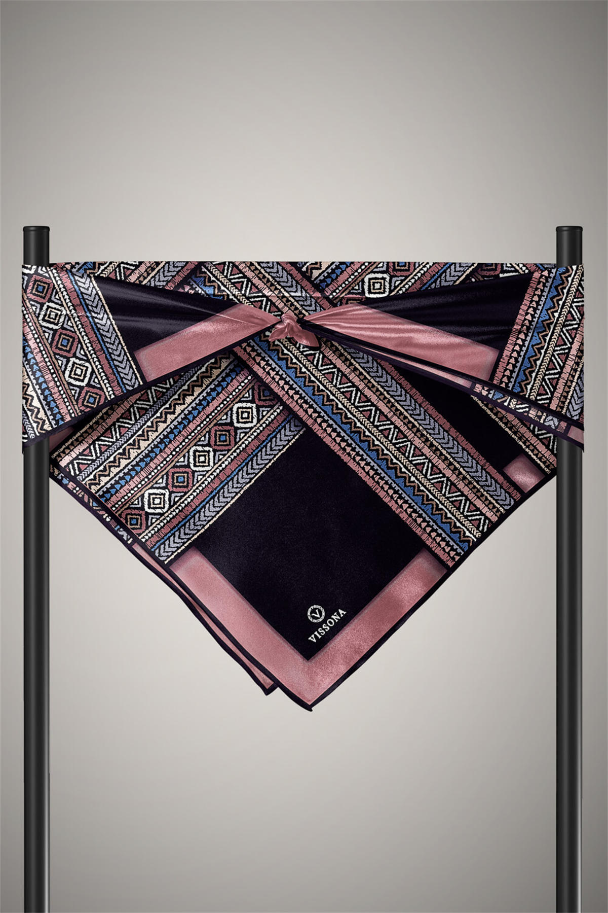 % 57 İPEK % 43 VİSKON Twill İpek Etnik Desenli Gül Kurusu - Siyah Renkli 90x90 Eşarp Dikim Şekli : El Dikişi