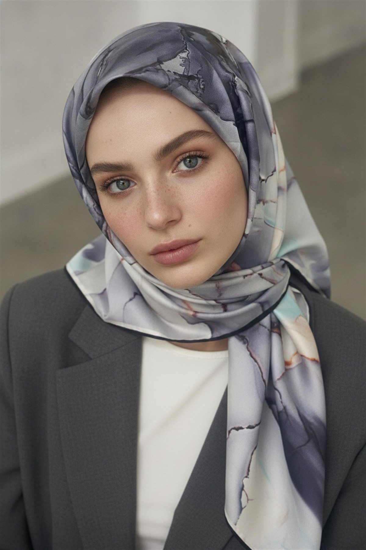 % 57 İPEK % 43 VİSKON Twill İpek Batik Çiçek Desenli Gri - Bebe Mavisi Renkli 90x90 Eşarp Kenar Dikiş Şekli El Dikişli