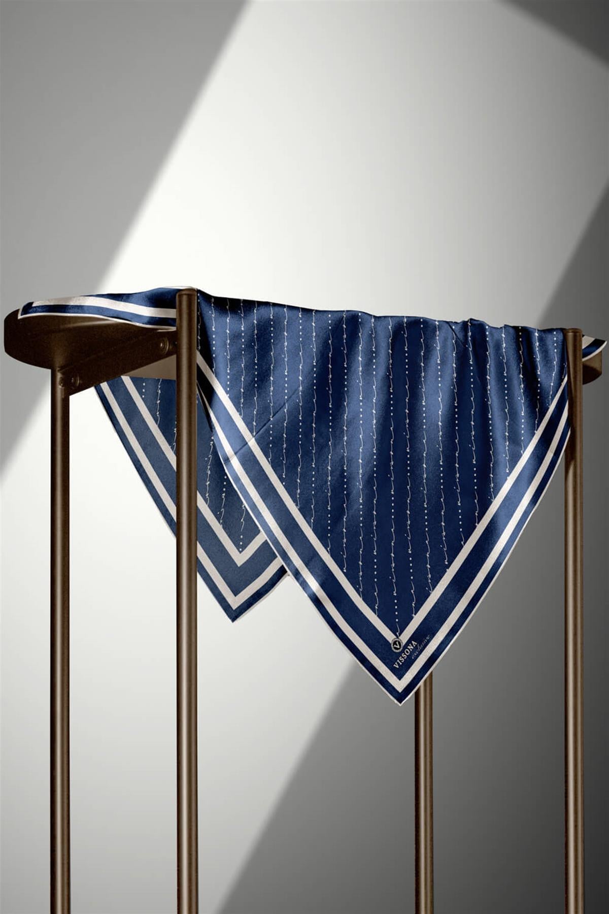 %100 Twill İpek El Yazısı Vissona Desenli İndigo Renkli Daha Tok Exclusive Serisi 90x90 Eşarp Kenar Dikiş Şekli : El Dikişi