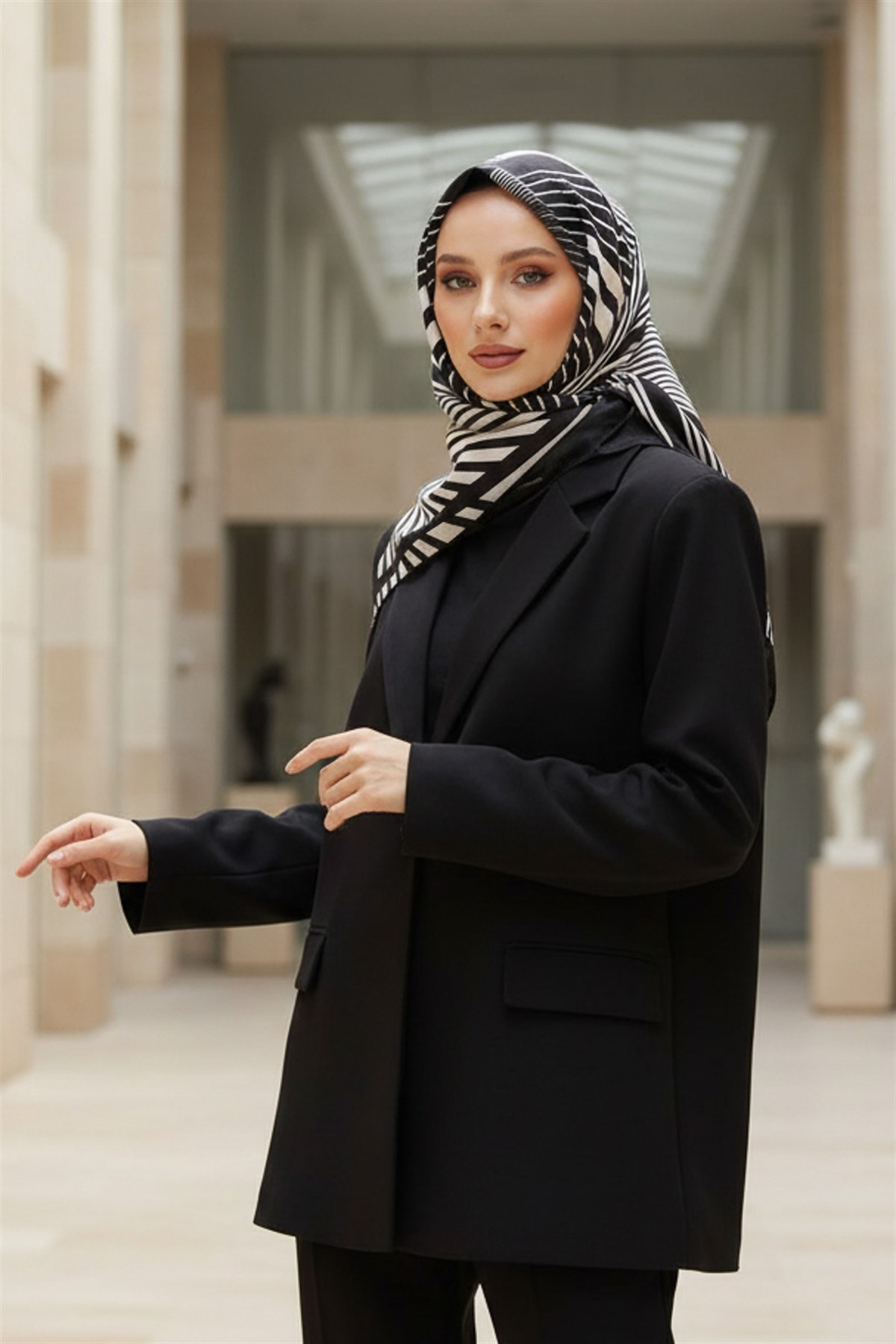 %100 Twill İpek Çizgili Desenli Siyah - Krem Renkli 90x90 Eşarp Dikim Şekli : El Dikişi