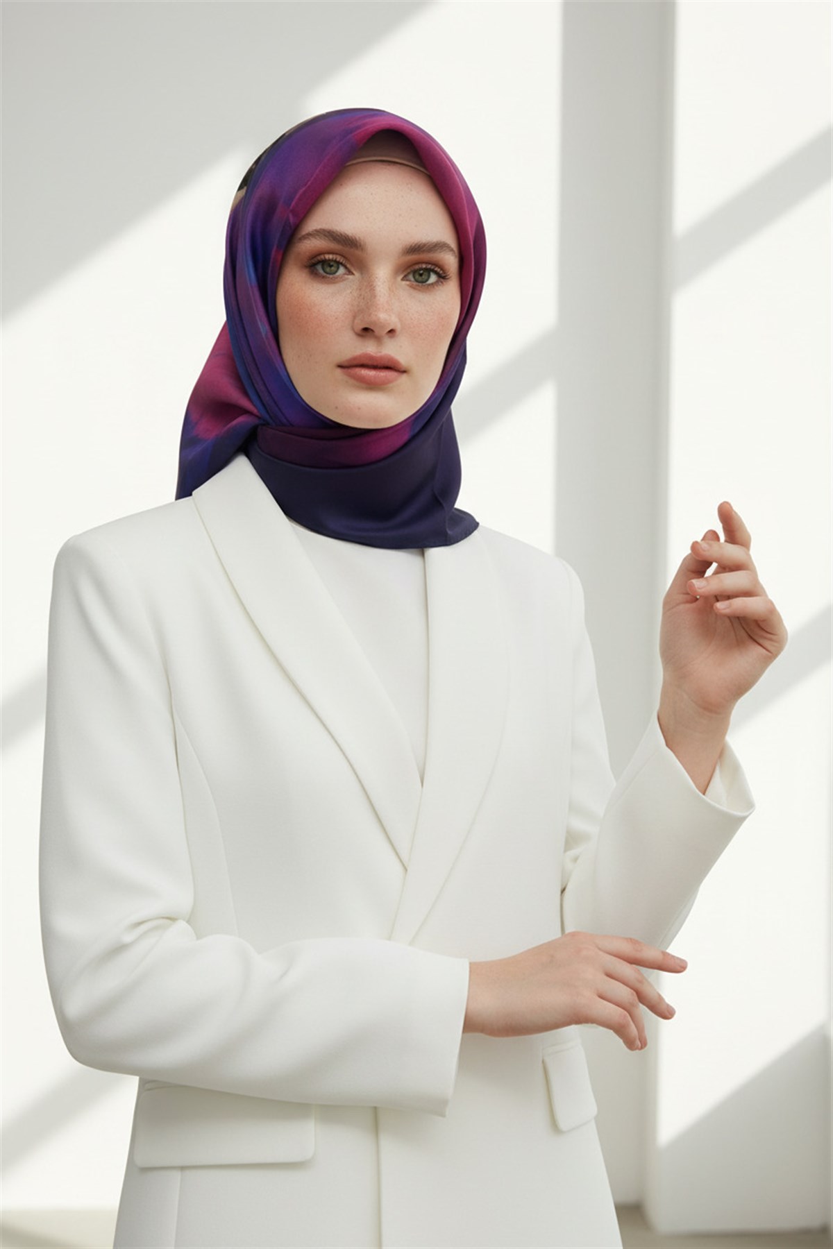 %100 Twill İpek Gül Desenli Kırmızı - Lacivert Renkli 90x90 Eşarp Dikim Şekli : El Dikişi