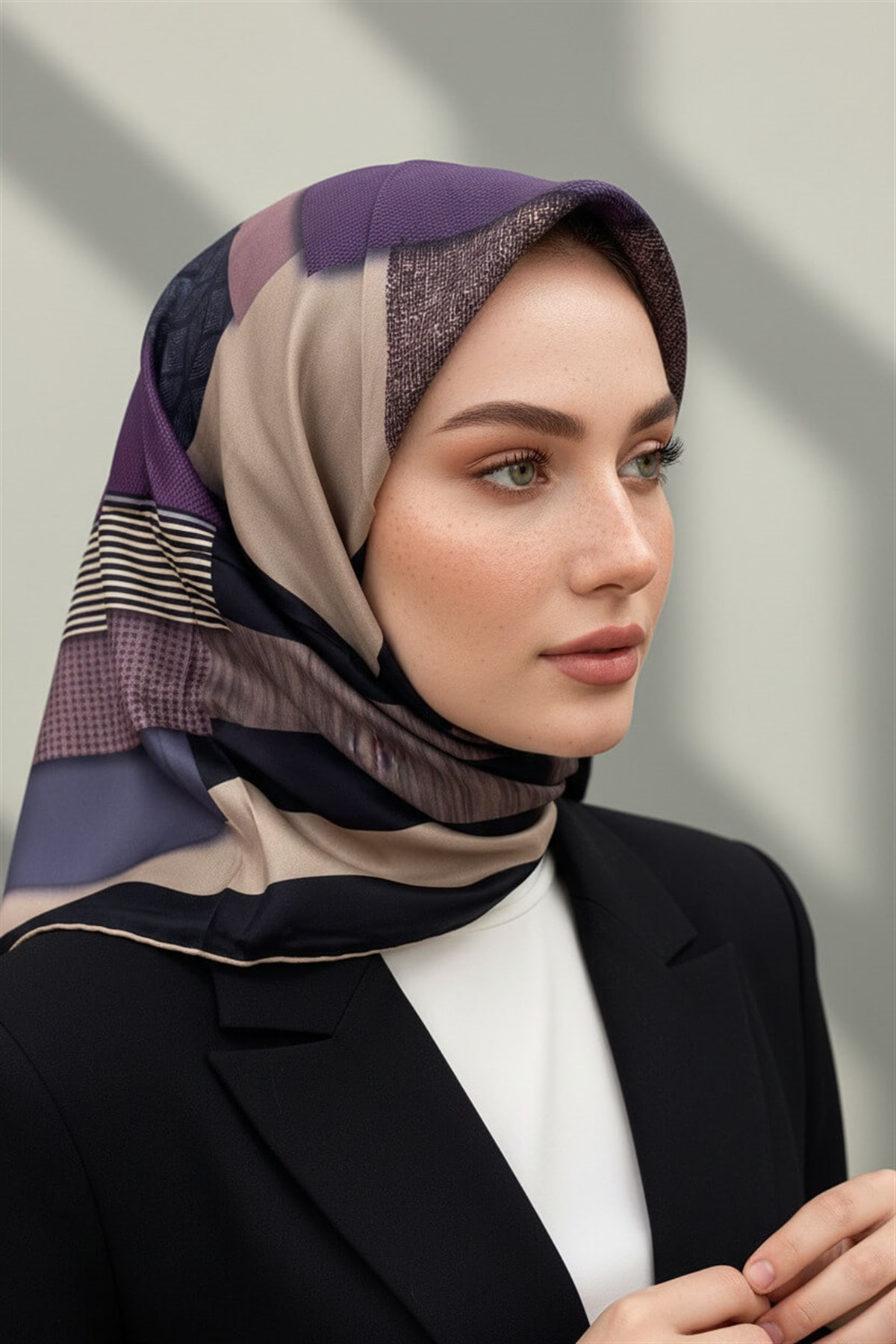 %100 Twill İpek Geometrik Desenli Mürdüm - Siyah Renkli 90x90 Eşarp Dikim Şekli : El Dikişi