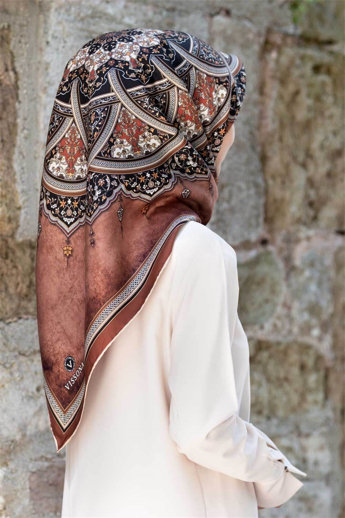 % 57 İPEK % 43 VİSKON Twill İpek Şal Desenli Taba - Siyah Renkli 90x90 Eşarp Dikim Şekli : El Dikişi