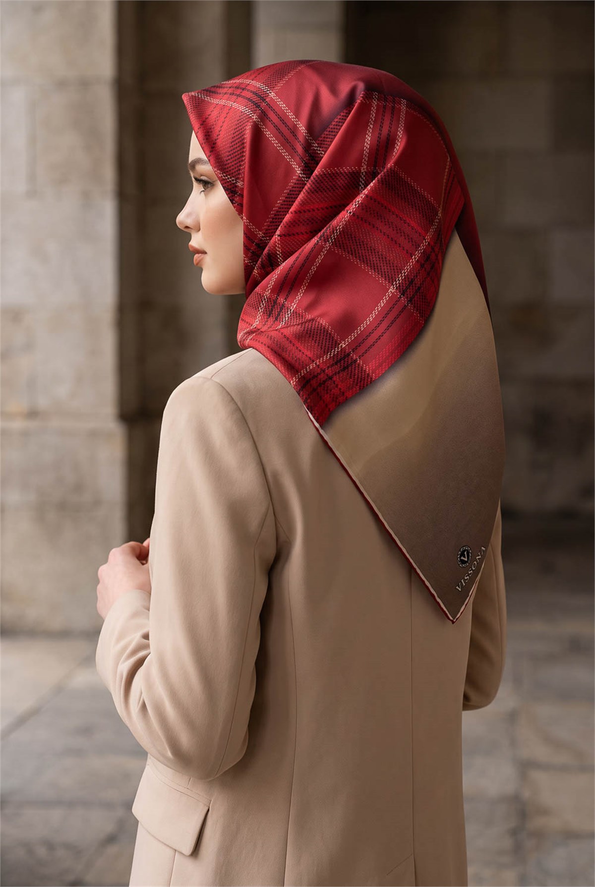 % 57 İPEK % 43 VİSKON Twill İpek Kazayaklı Ekoseli Leoparlı Ve Şal Desenli Bordo - Bej Renkli 90x90 Eşarp Dikim Şekli : El Dikişi