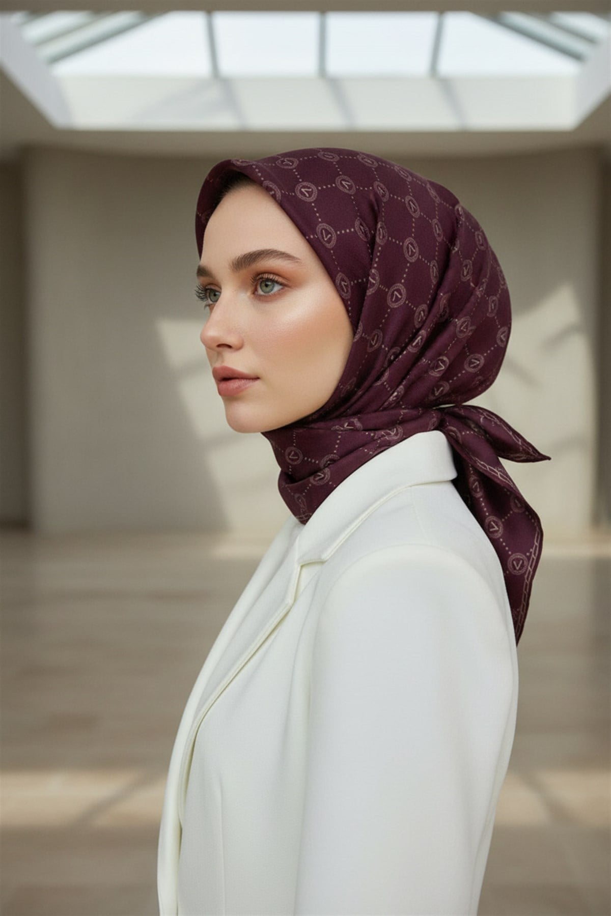 %100 Twill İpek Monogram Desenli Şarabi Renkli 90x90 Eşarp Dikim Şekli : El Dikişi