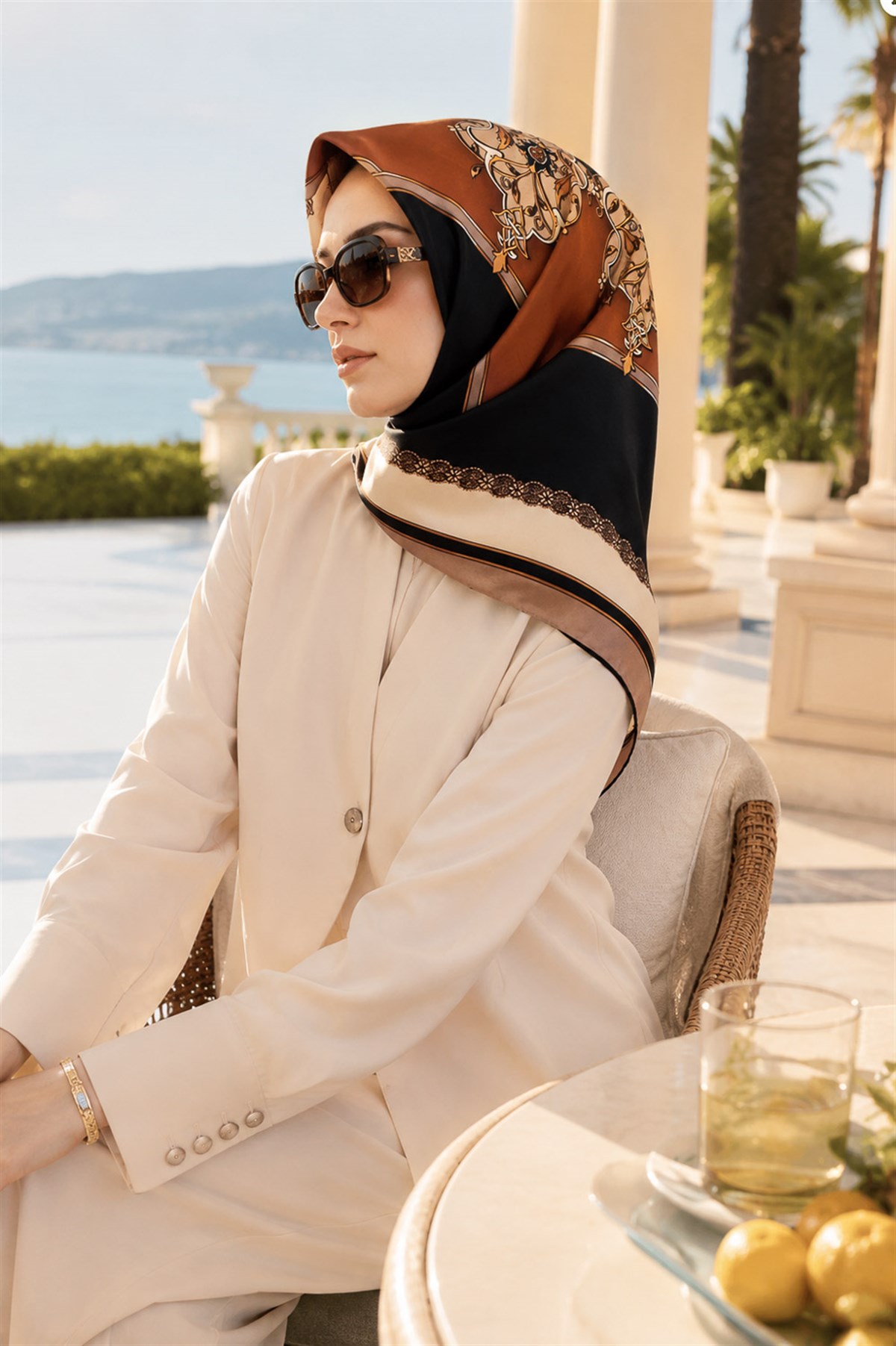 %100 Twill Barok Desenli Taba - Bej Renkli 90x90 Eşarp Dikim Şekli: El Dikişi