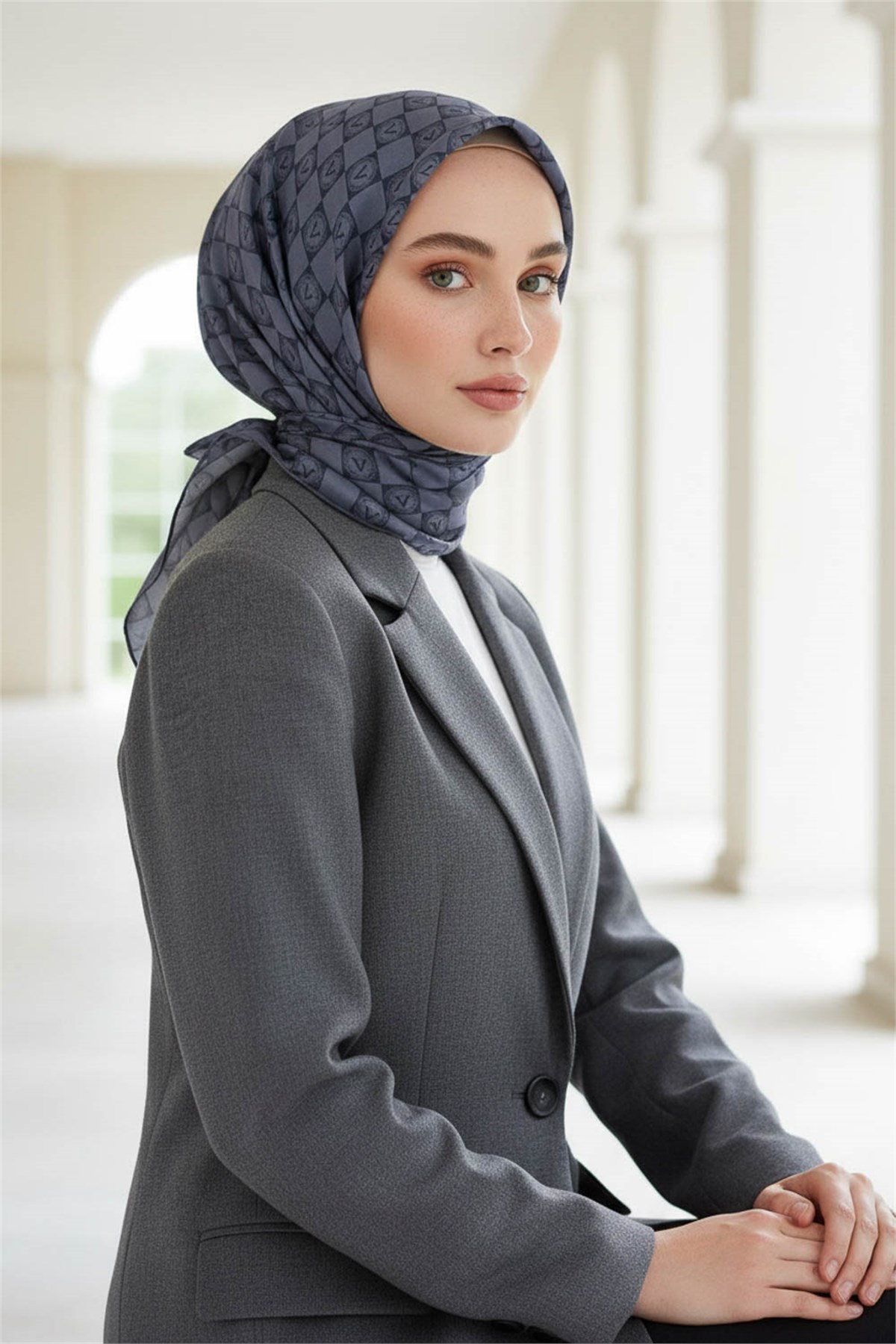 % 57 İPEK % 43 VİSKON Twill İpek Monogram Desenli Gri Renkli 90x90 Eşarp Dikim Şekli : El Dikişi