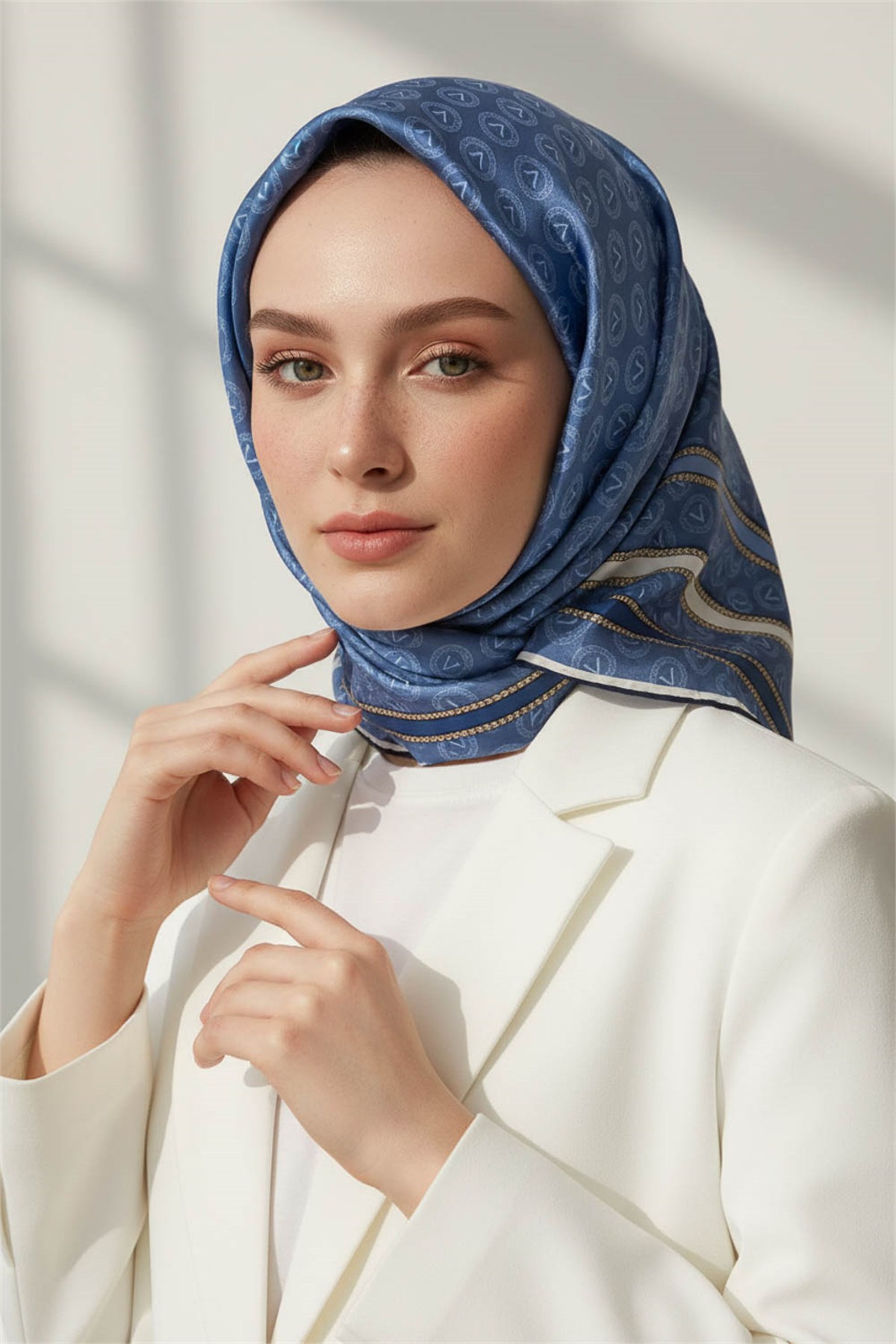 %100 Twill İpek Monogram Desenli İndigo - İndigo Renkli 90x90 Eşarp Dikim Şekli : El Dikişi