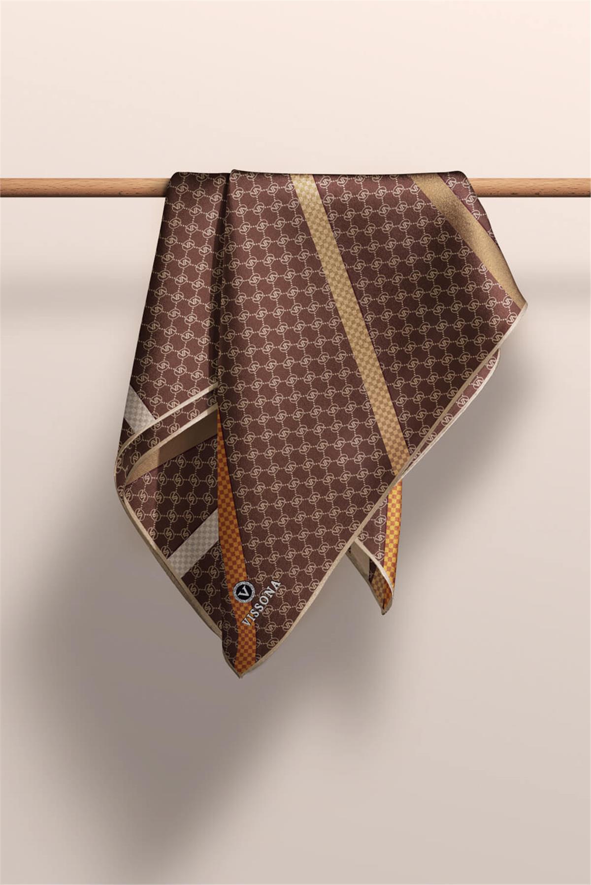 %100 Twill İpek Monogram Ve Şerit Desenli Sütlü Kahve - Bej Renkli 90x90 Eşarp Dikim Şekli : El Dikişi