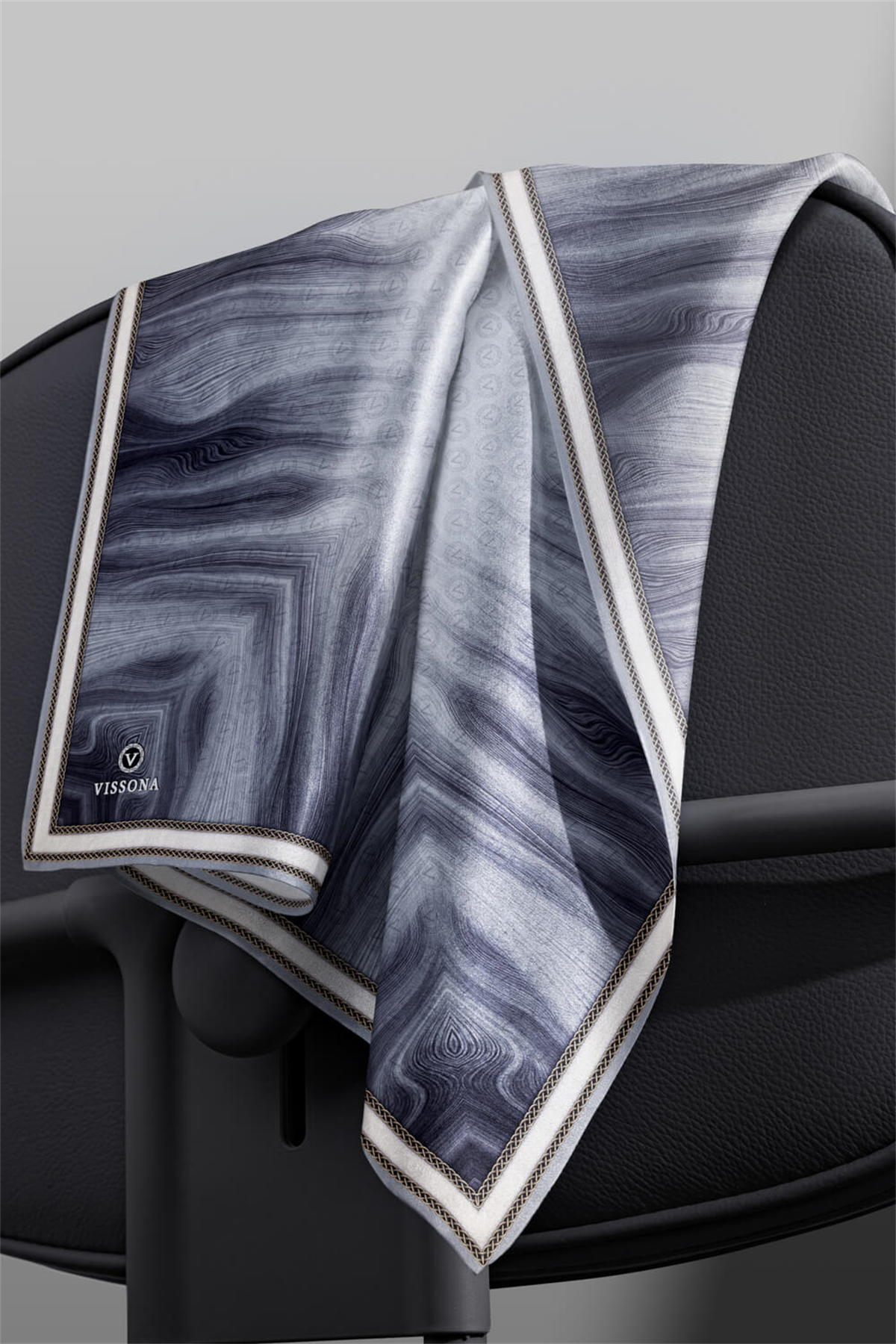 100% Twill İpek Monogram Desenli Gri Renkli 90x90 Dikim Şekli : El Dikişi Eşarp