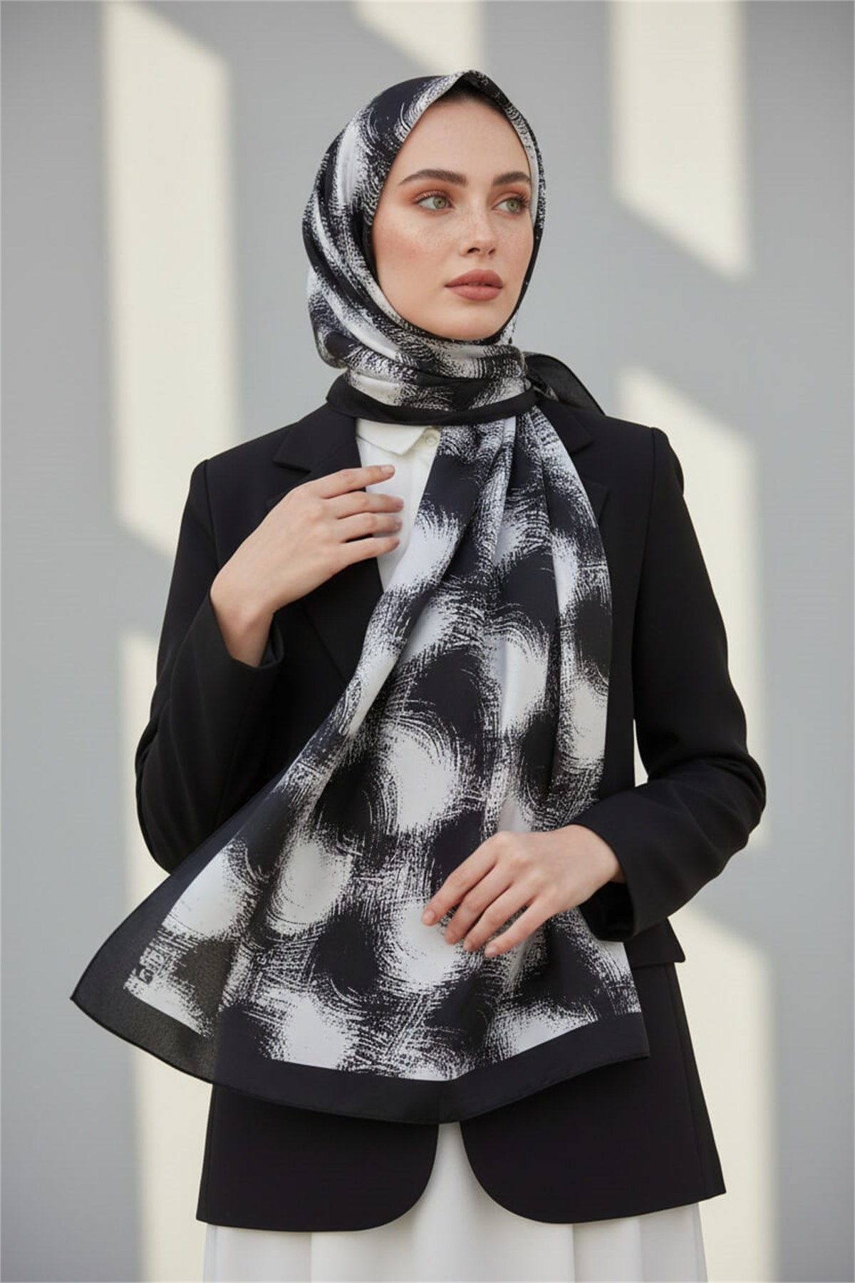 KREP GEOMETRİK DESENLİ SİYAH - BEYAZ RENKLİ 75X195 KIRIŞMAZ ŞAL