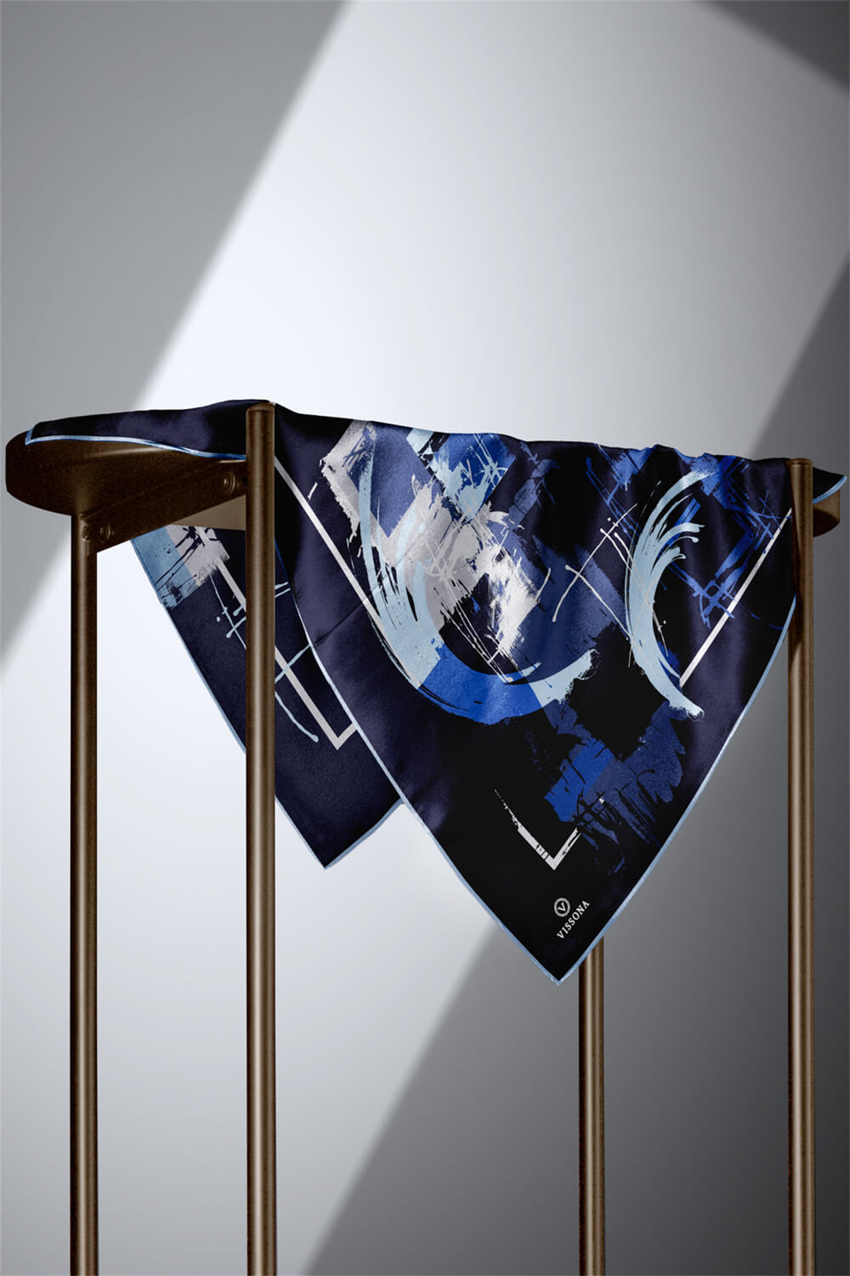 % 57 İPEK % 43 VİSKON Twill İpek Geometrik Desenli Lacivert - Bebe Mavisi Renkli 90x90 Eşarp Dikim Şekli : El Dikişi