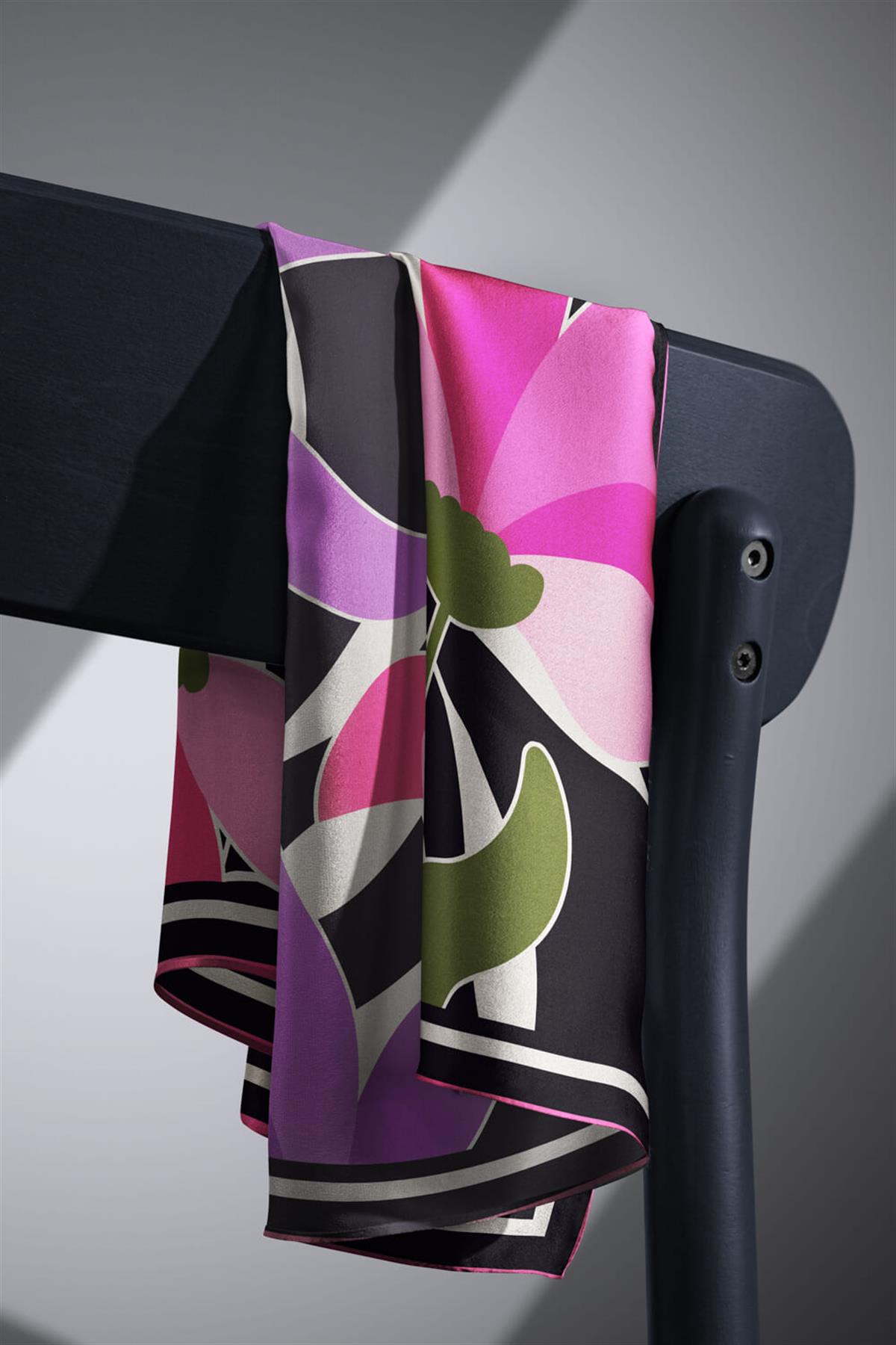 %100 Twill İpek Yaprak Desenli Lila - Pembe Renkli 90x90 Eşarp Dikim Şekli : El Dikişi