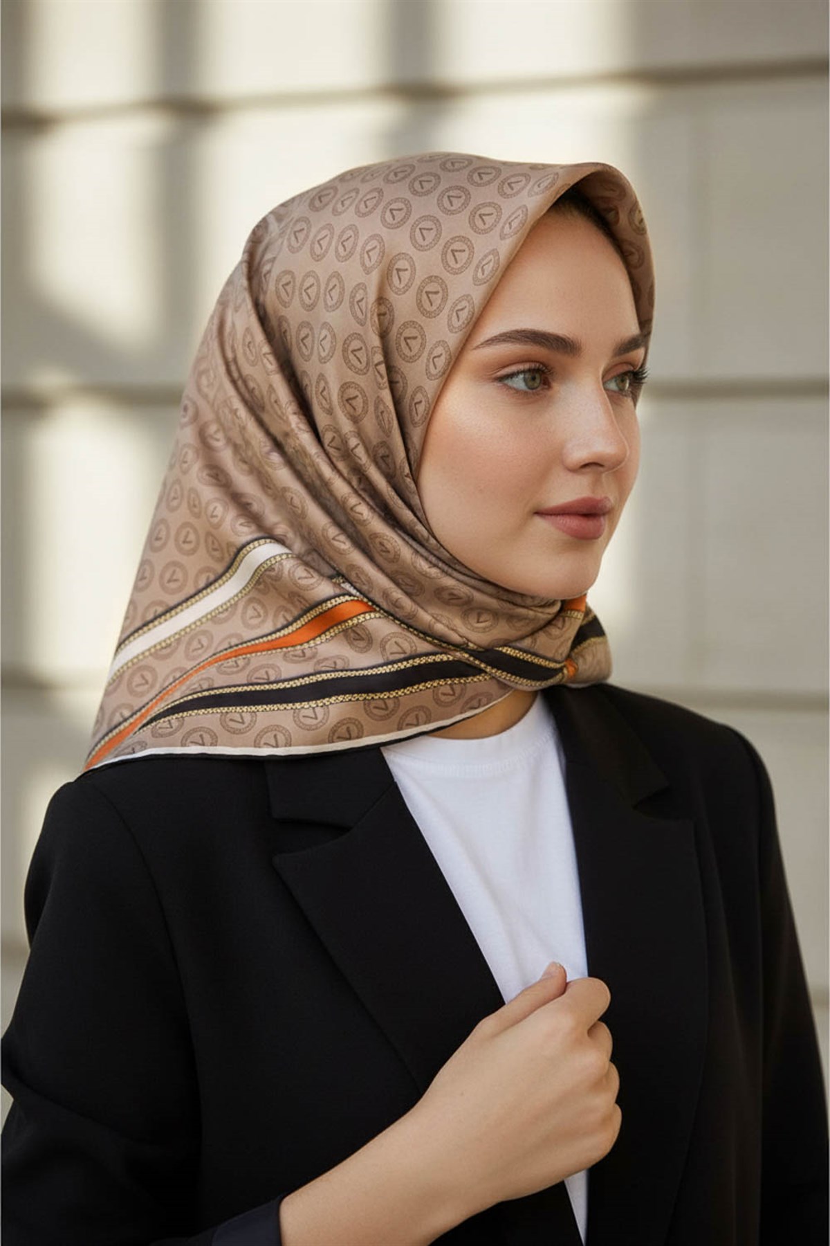 %100 Twill İpek Monogram Desenli Bej - Turuncu Renkli 90x90 Eşarp Dikim Şekli : El Dikişi