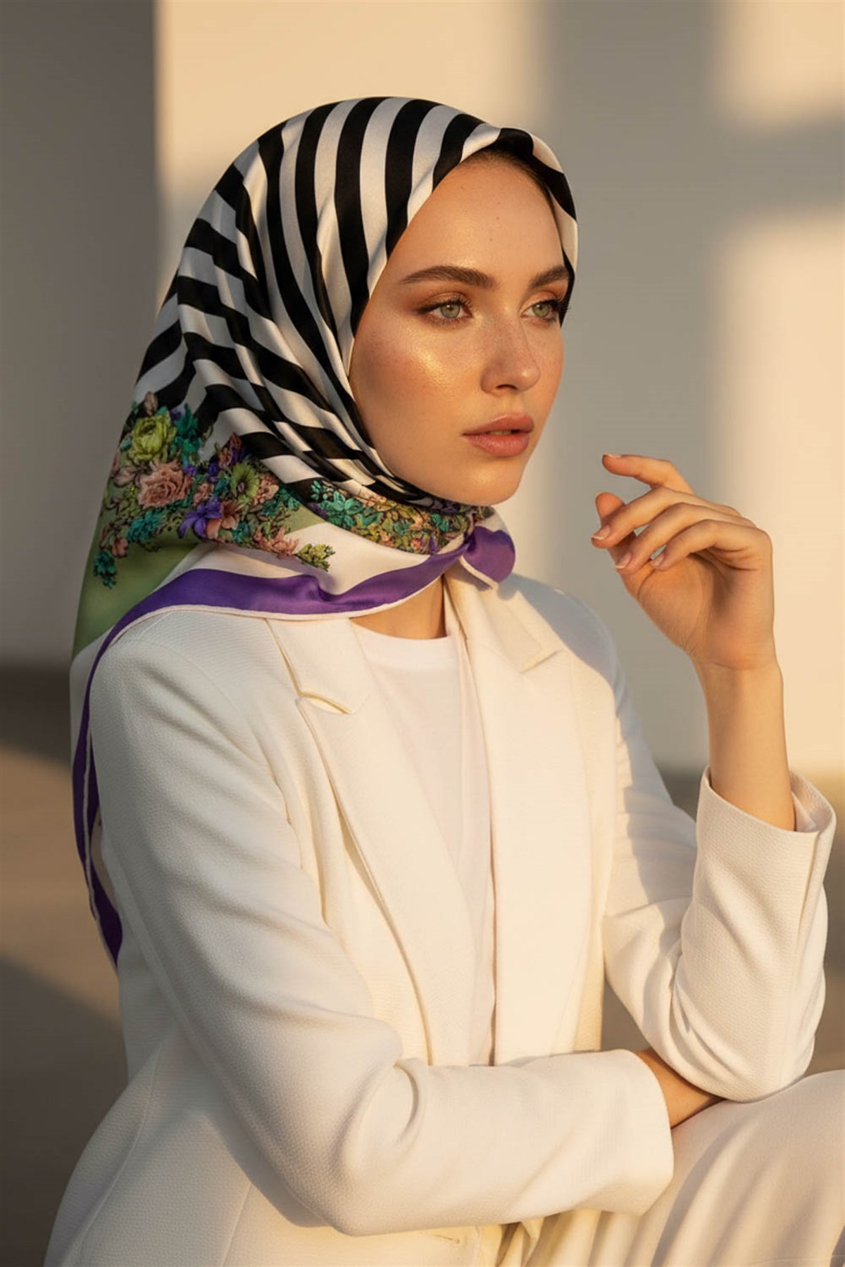 %100 Twill İpek Çıtır Çiçekli Ve Çizgi Desenli Mor - Haki Renkli 90x90 Eşarp Dikim Şekli : El Dikişi