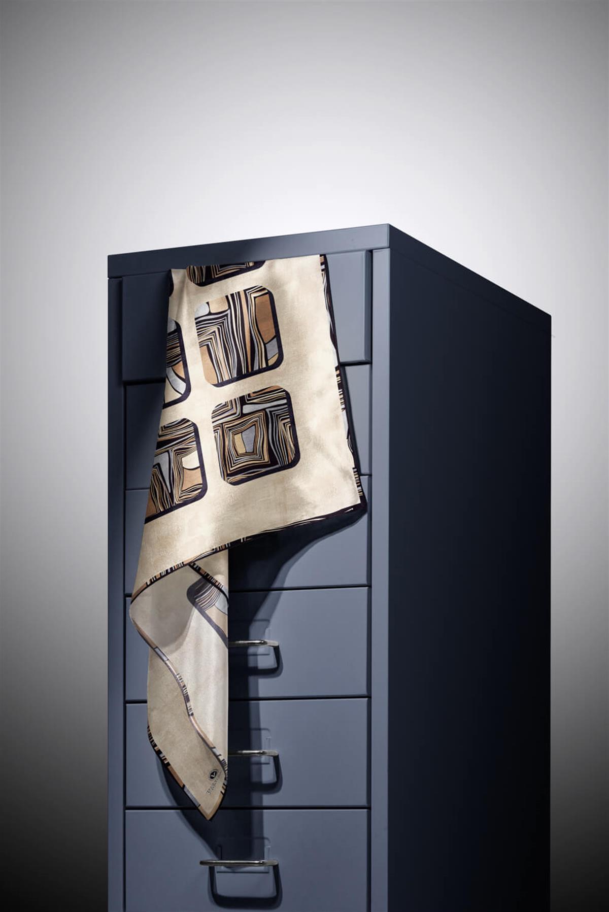 %100 Twill İpek Geometrik Kare Desenli Vizon - Gri Renkli 90x90 Eşarp Dikim Şekli : El Dikişi