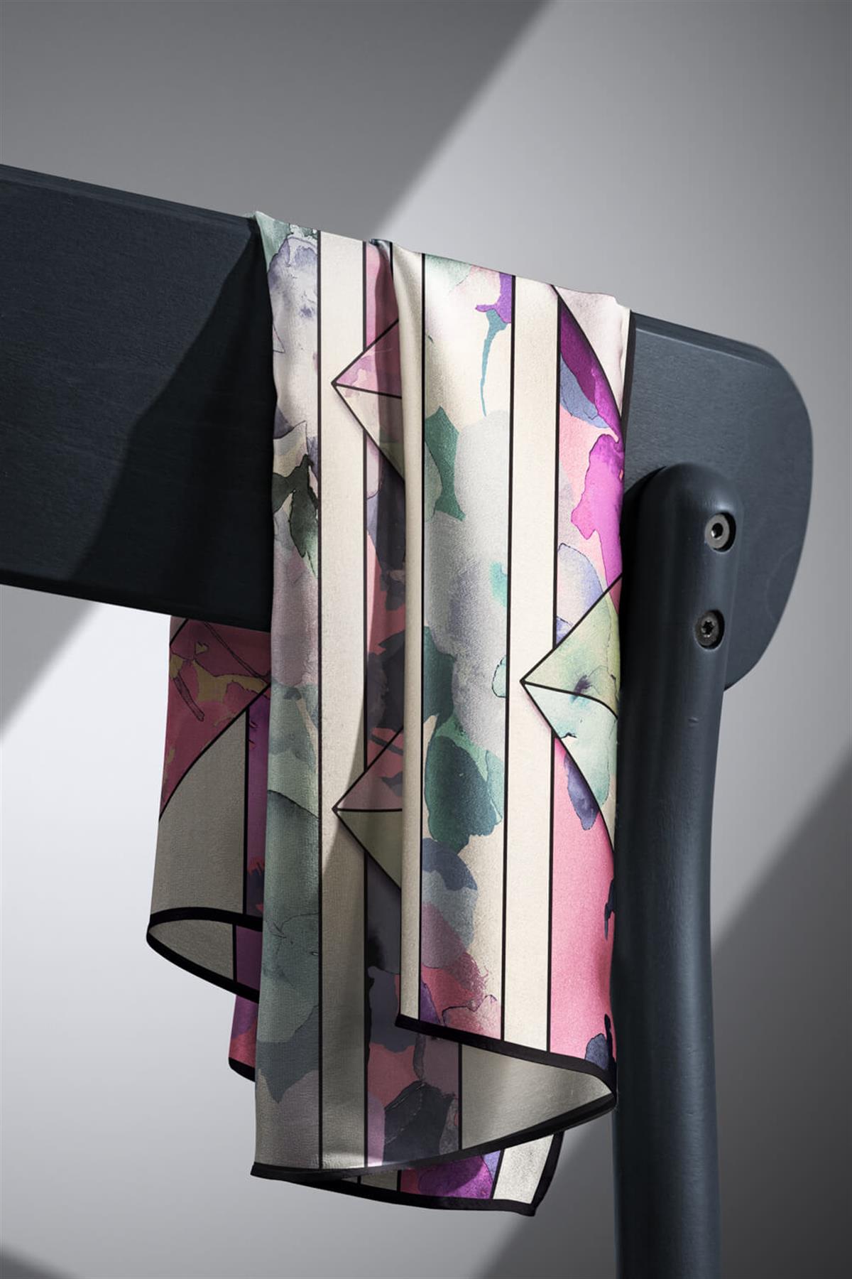 %100 Twill İpek Bahar Çiçekleri Desenli Lila - Su Yeşili Renkli 90x90 Eşarp Kenar Dikiş Şekli El Dikişli