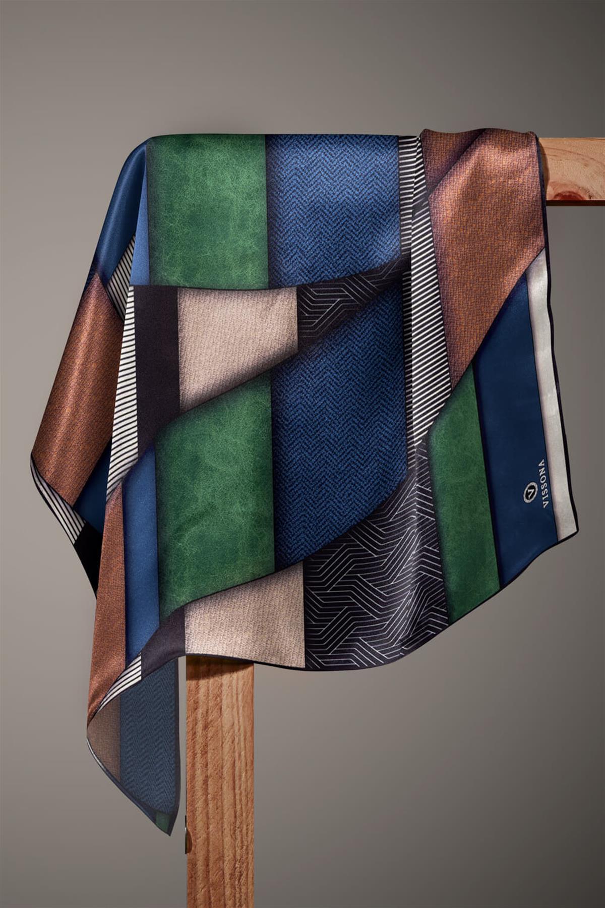 %100 Twill İpek Dokulu ve Geometrik Desenli Lacivert - Zümrüt Yeşili Renkli 90x90 Eşarp Dikim Şekli : El Dikişi
