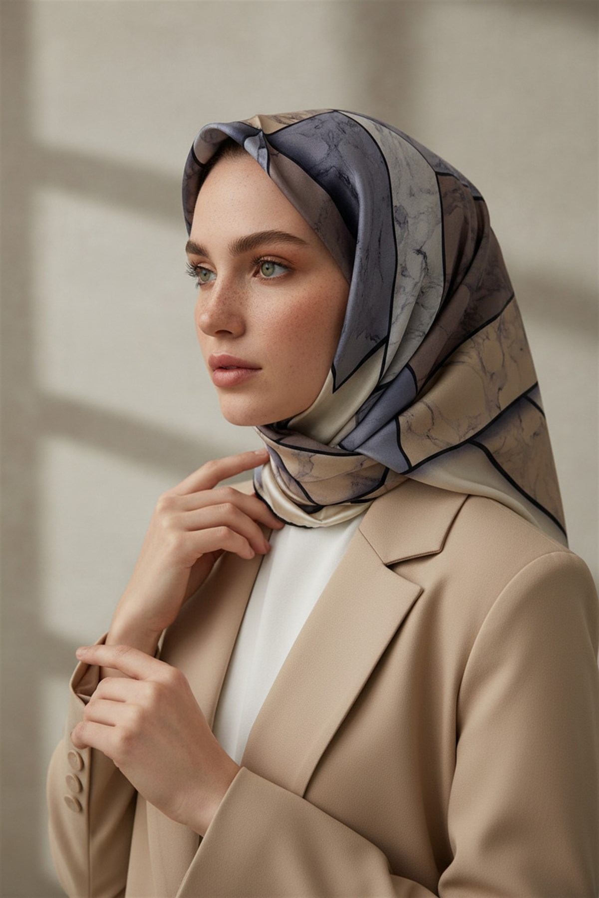 %100 Twill İpek Mermer Desenli Bej - Gri Renkli 90x90 Eşarp Dikim Şekli : El Dikişi