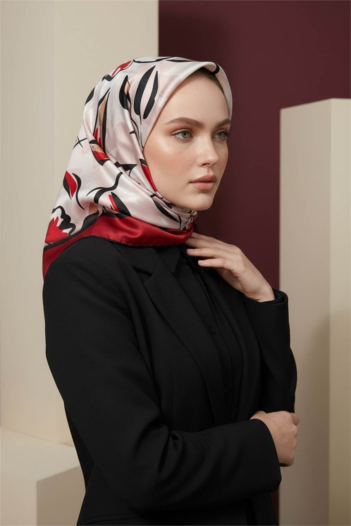 Rayon Bordürlü Çiçek Desenli Bordo Renkli 90x90 Dikim Şekli : El Dikişi Eşarp (İpek İçermez)