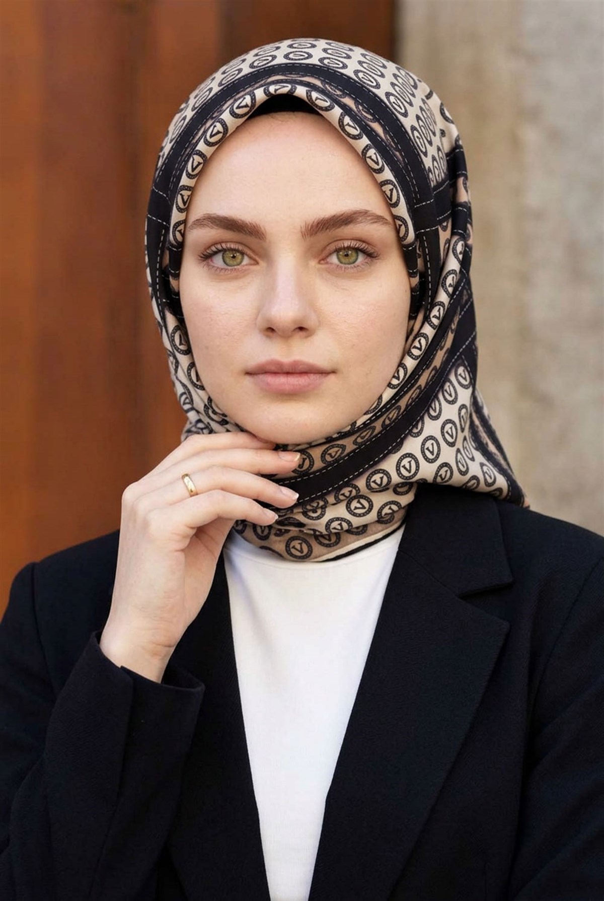 %100 Twill İpek Monogram ve Şerit Desenli Krem - Siyah Renkli 90x90 Eşarp Dikim Şekli : El Dikişi