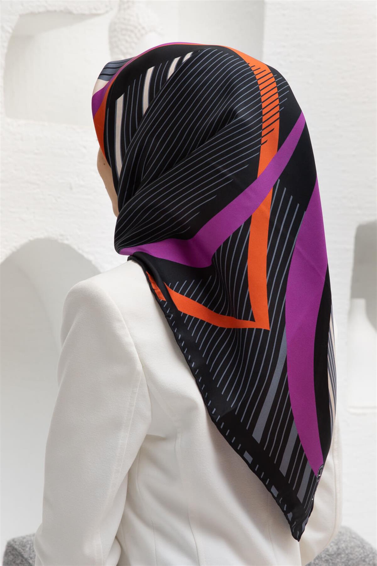 %100 Twill İpek Çizgili Geometrik Desenli Siyah - Gri Renkli 90x90 Eşarp Dikim Şekli : El Dikişi