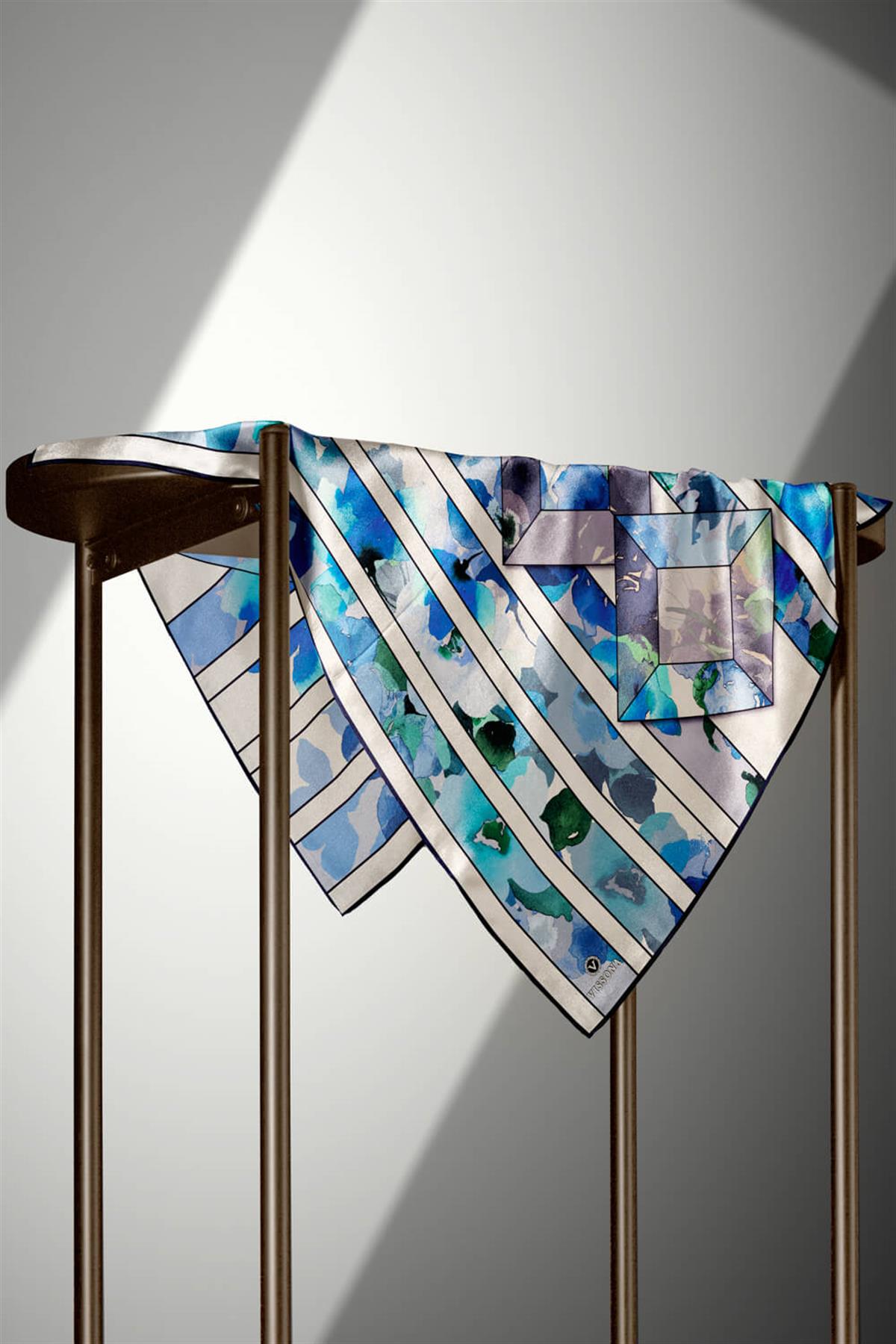 %100 Twill İpek Bahar Çiçekleri Desenli Bebe Mavisi - İndigo Renkli 90x90 Eşarp Kenar Dikiş Şekli El Dikişli