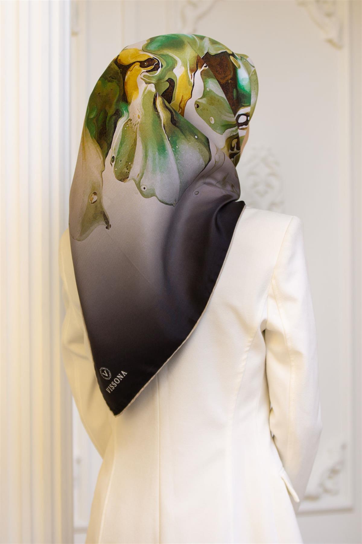 %100 Twill İpek Batik Çiçek Desenli Haki Yeşili - Zümrüt Yeşili Renkli 90x90 Eşarp Dikim Şekli : El Dikişi