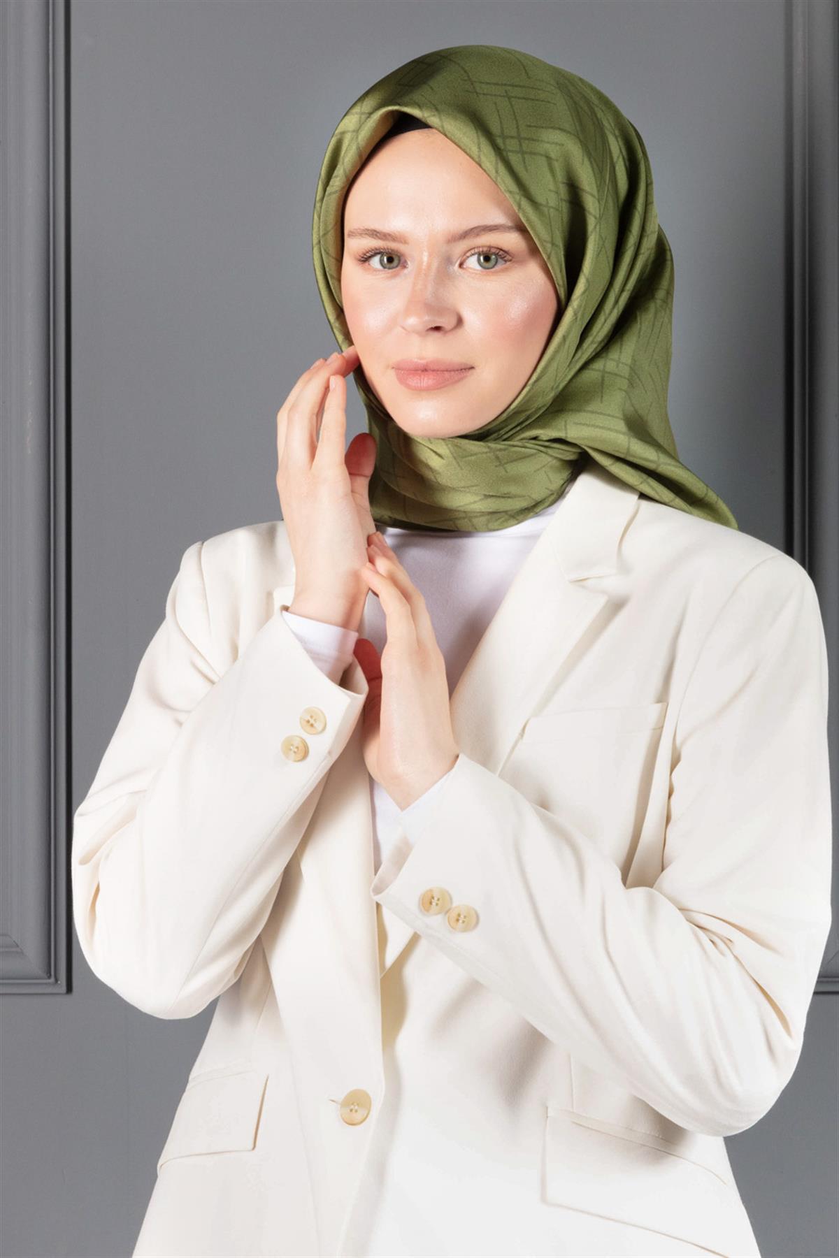 %100 Twill İpek Çizgi Desenli Fıstık Yeşili Renkli 90x90 Eşarp Dikim Şekli : El Dikişi