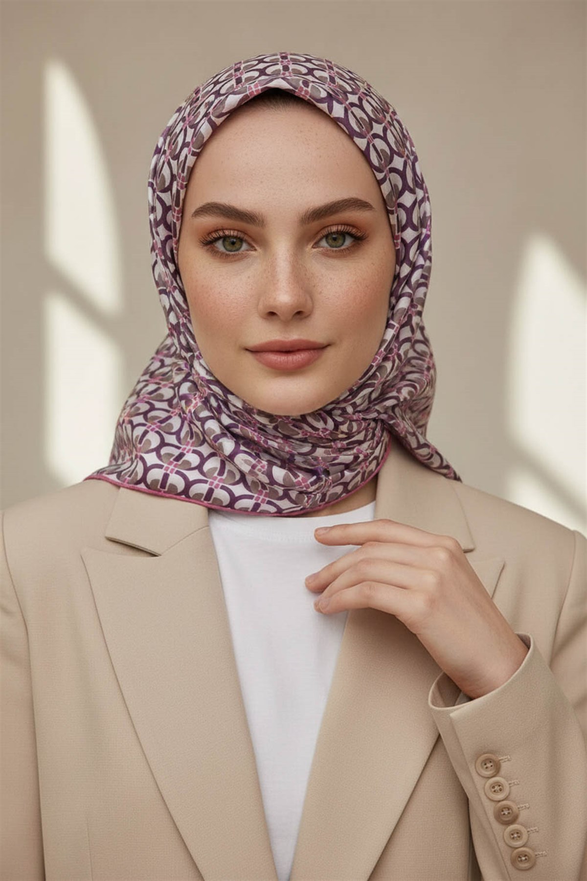%100 Twill İpek Geometrik Desenli Pudra Renkli 90x90 Eşarp Dikim Şekli : El Dikişi