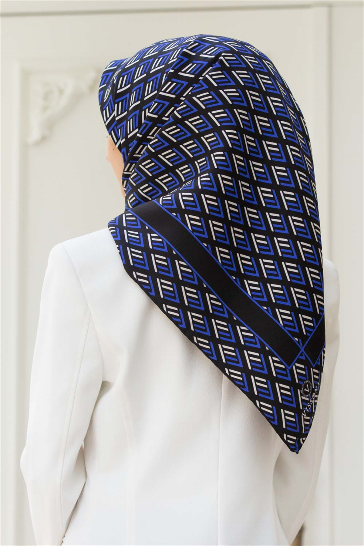 % 57 İPEK % 43 VİSKON Twill İpek Geometrik Desenli Siyah - Saks Renkli 90x90 Eşarp Dikim Şekli : El Dikişi