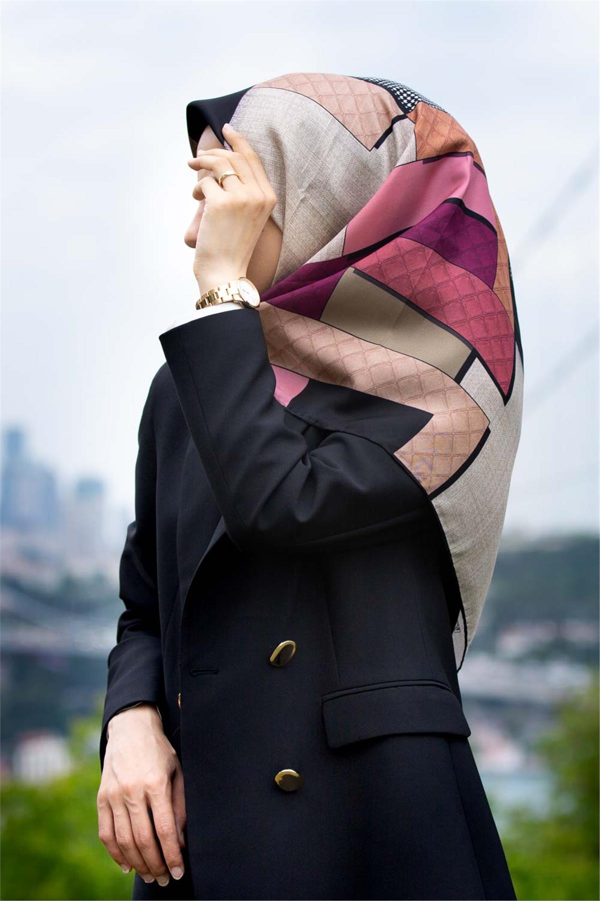 %100 Twill İpek Kazayaklı Ve Geometrik Desenli Mürdüm - Krem Renkli 90x90 Eşarp Dikim Şekli : El Dikişi