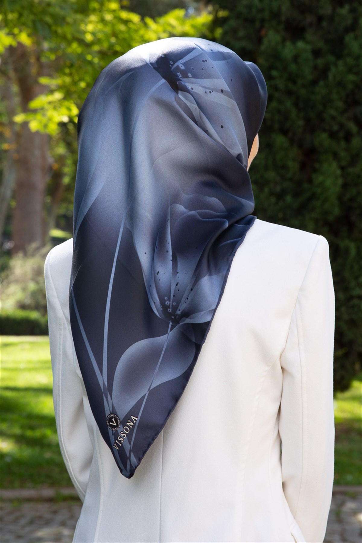 %100 Twill İpek Çiçek Desenli İndigo Renkli 90x90 Eşarp Dikim Şekli : El Dikişi