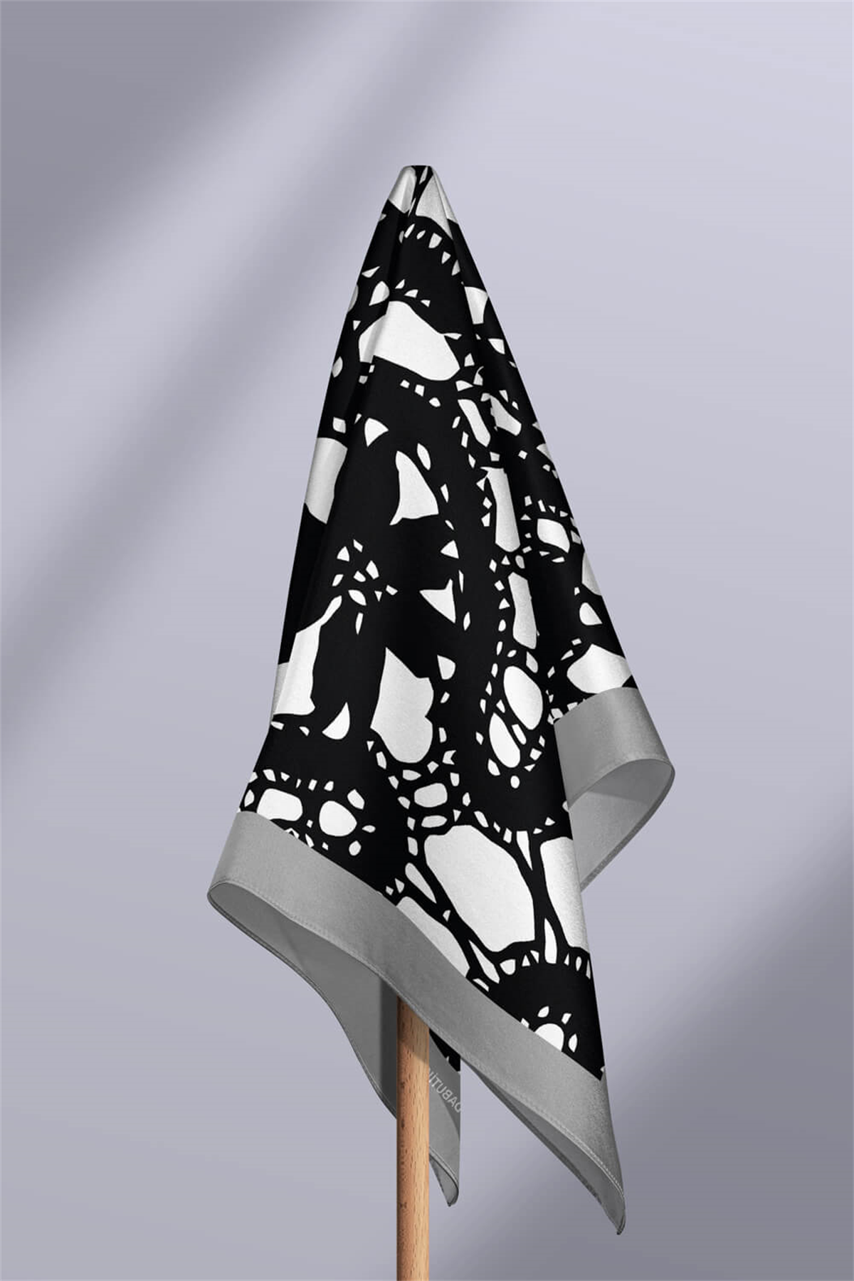 F4 Kadın Zincir Desenli Bandana 50x50 Siyah Beyaz DG0101-22