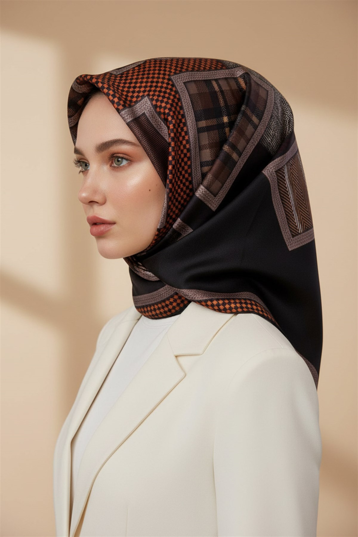 %100 Twill İpek Kazakayaklı Ve Ekose Desenli Taba - Siyah Renkli 90x90 Eşarp Dikim Şekli : El Dikişi
