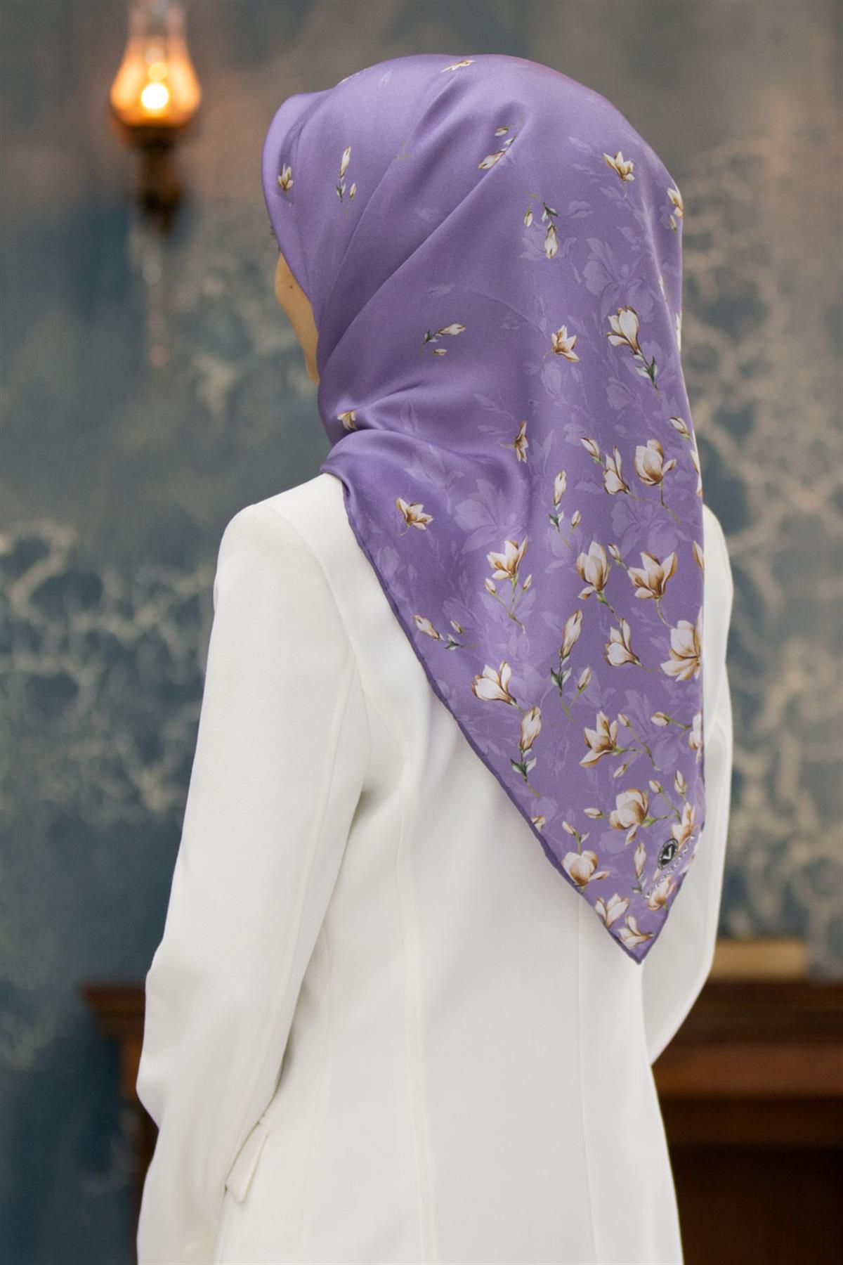 %100 Twill İpek Çiçek Desenli Lila Renkli 90x90 Eşarp Dikim Şekli : El Dikişi