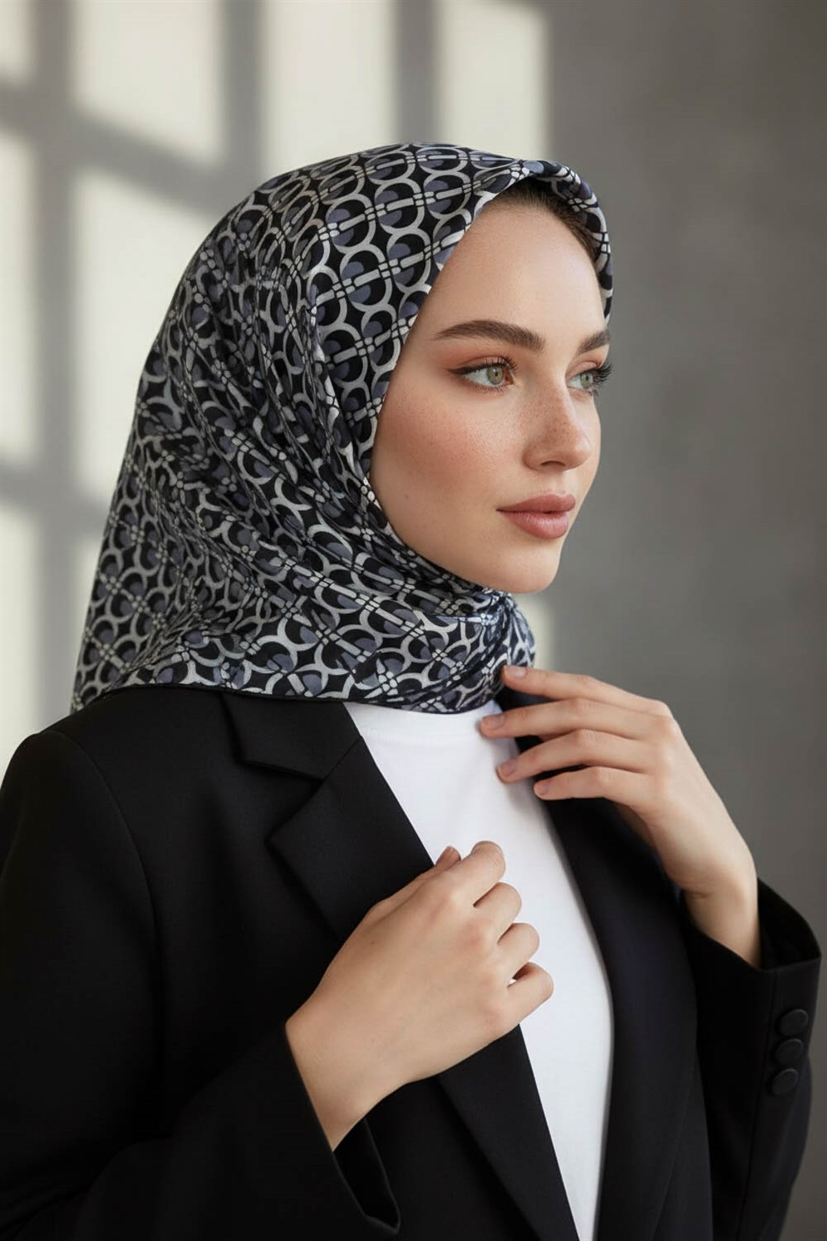 %100 Twill İpek Geometrik Desenli Siyah - Füme Renkli 90x90 Eşarp Dikim Şekli : El Dikişi