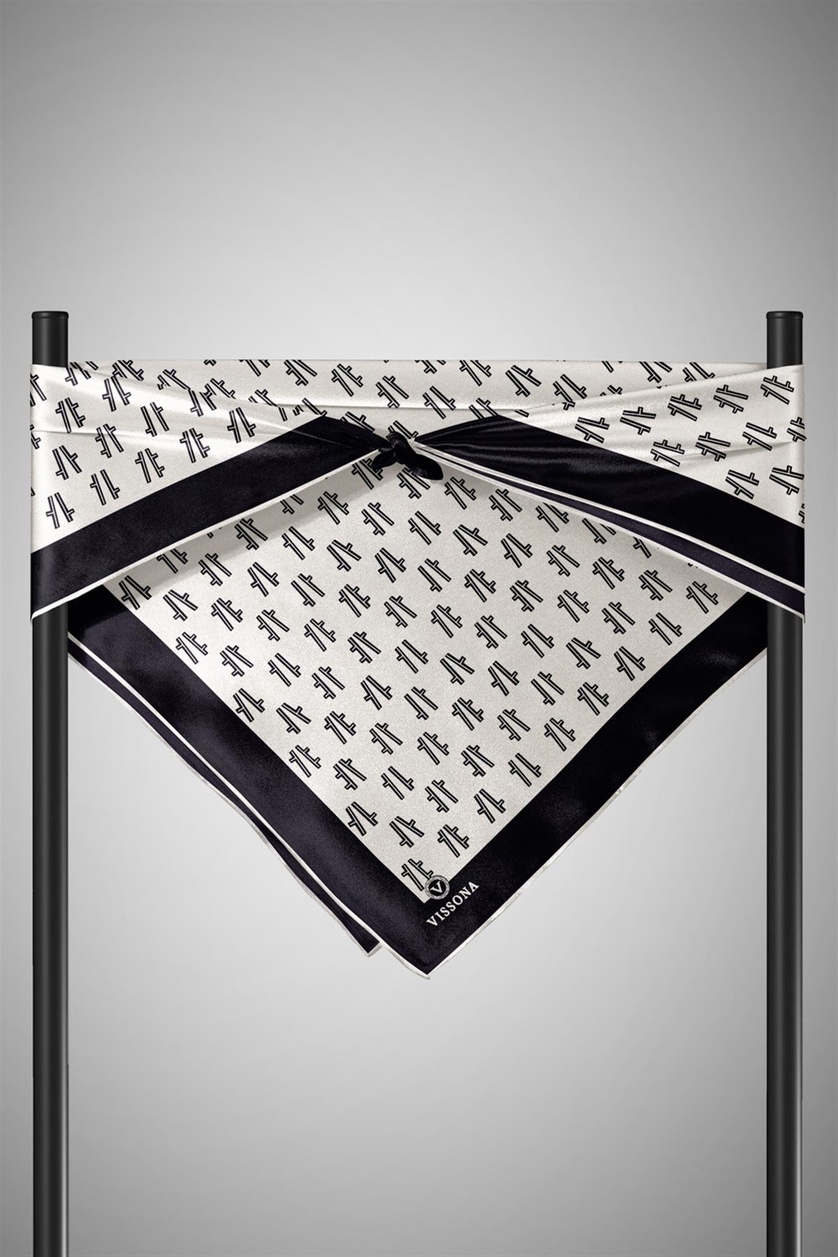 % 57 İPEK % 43 VİSKON Twill İpek Geometrik Desenli Krem - Siyah Renkli 90x90 Eşarp Dikim Şekli : El Dikişi