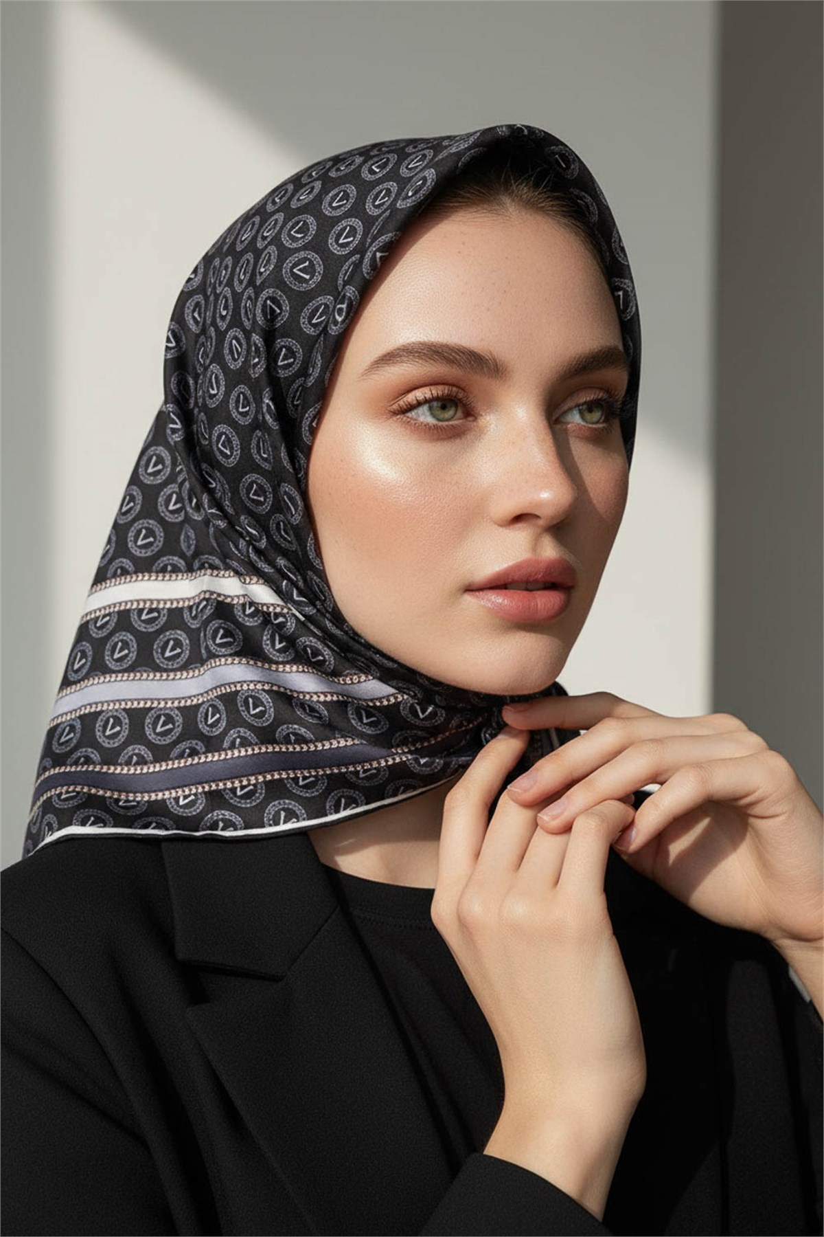 %100 Twill İpek Monogram Desenli Siyah - Gri Renkli 90x90 Eşarp Dikim Şekli : El Dikişi
