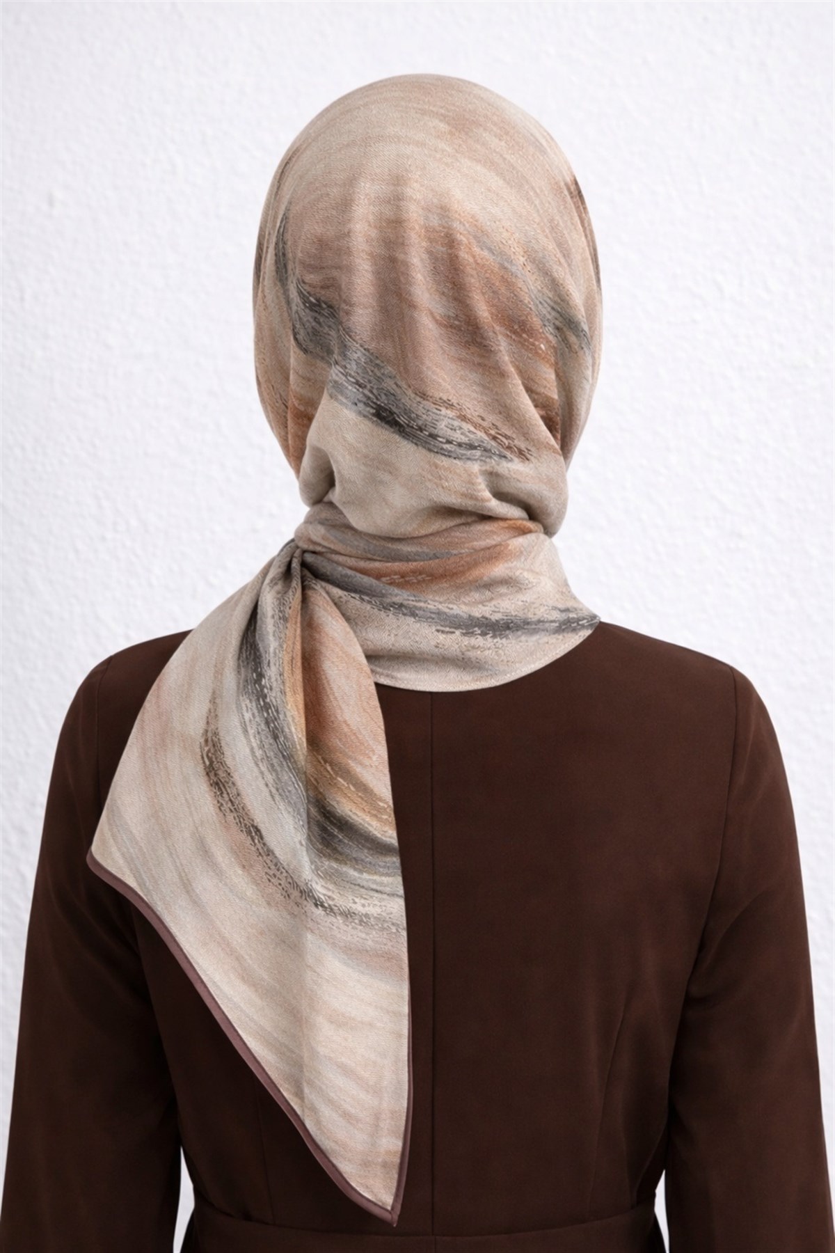 Rayon Fırça Darbesi Desenli Bej Renkli 90x90 Eşarp (İpek İçermez) Dikim Şekli : El Dikişi