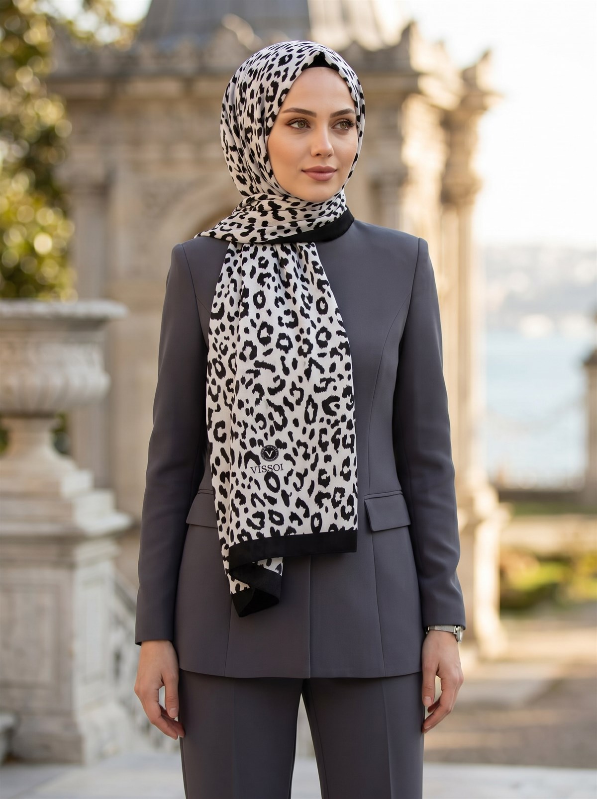 KREP GEOMETRİK DESENLİ SİYAH - BEYAZ RENKLİ 75X195 KIRIŞMAZ ŞAL