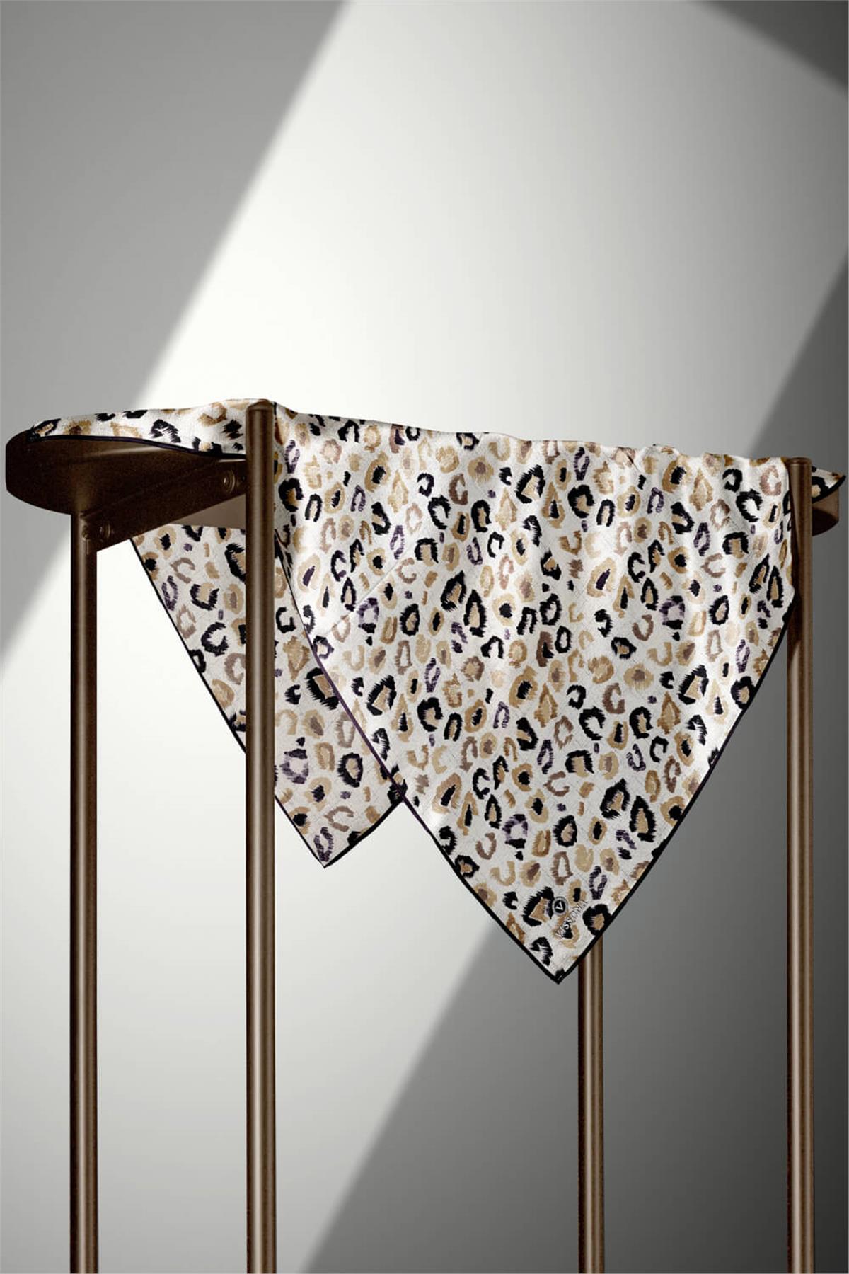 %100 Twill İpek Renkli Leopari Desenli Bej - Siyah Renkli 90x90 Eşarp Kenar Dikiş Şekli El Dikişli