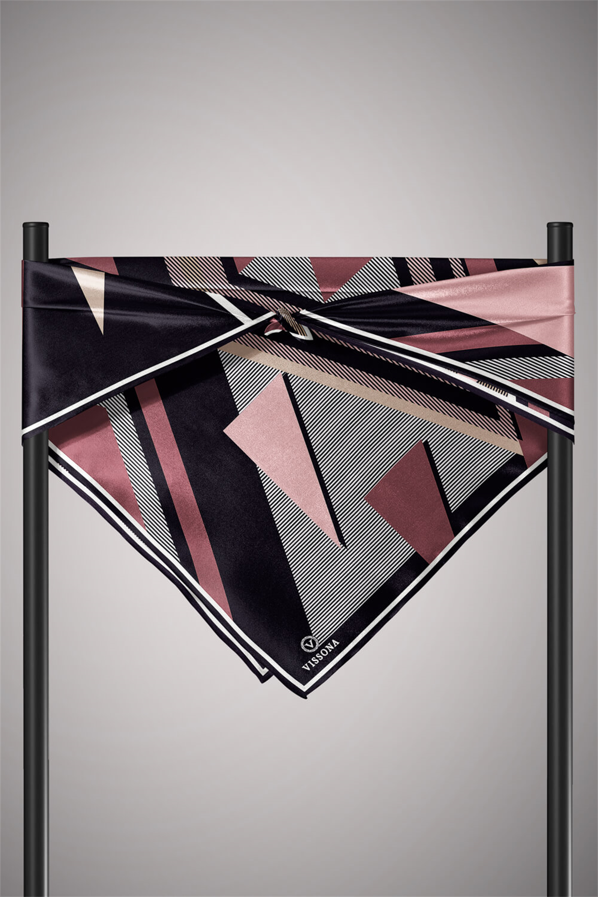 % 57 İPEK % 43 VİSKON Twill İpek Geometrik Desenli Pudra - Siyah Renkli 90x90 Eşarp Dikim Şekli : El Dikişi